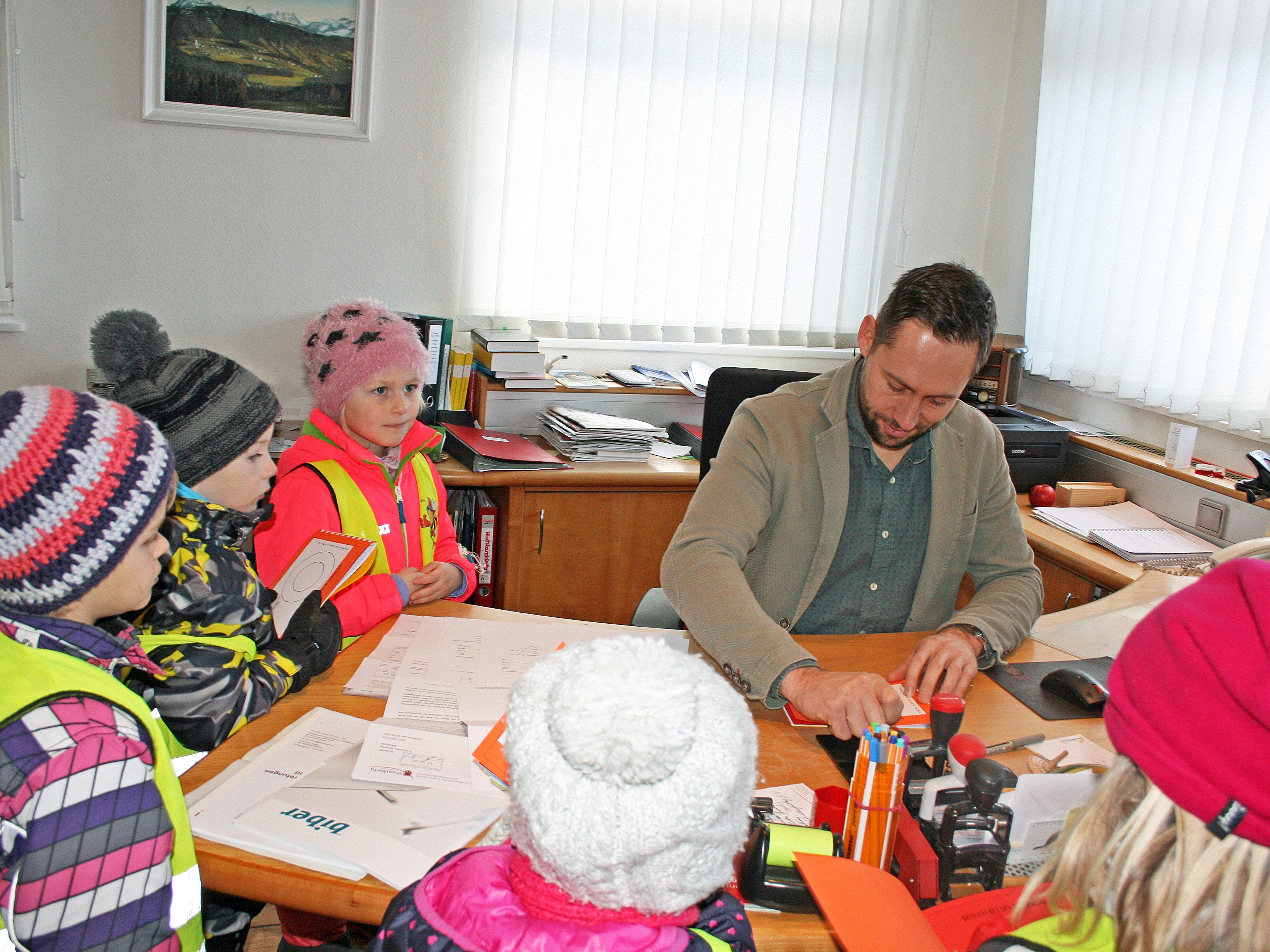 Die Kinder machten verschiedene Ausflüge – vom Besuch beim Bürgermeister bis zur Besichtigung der Sennerei.