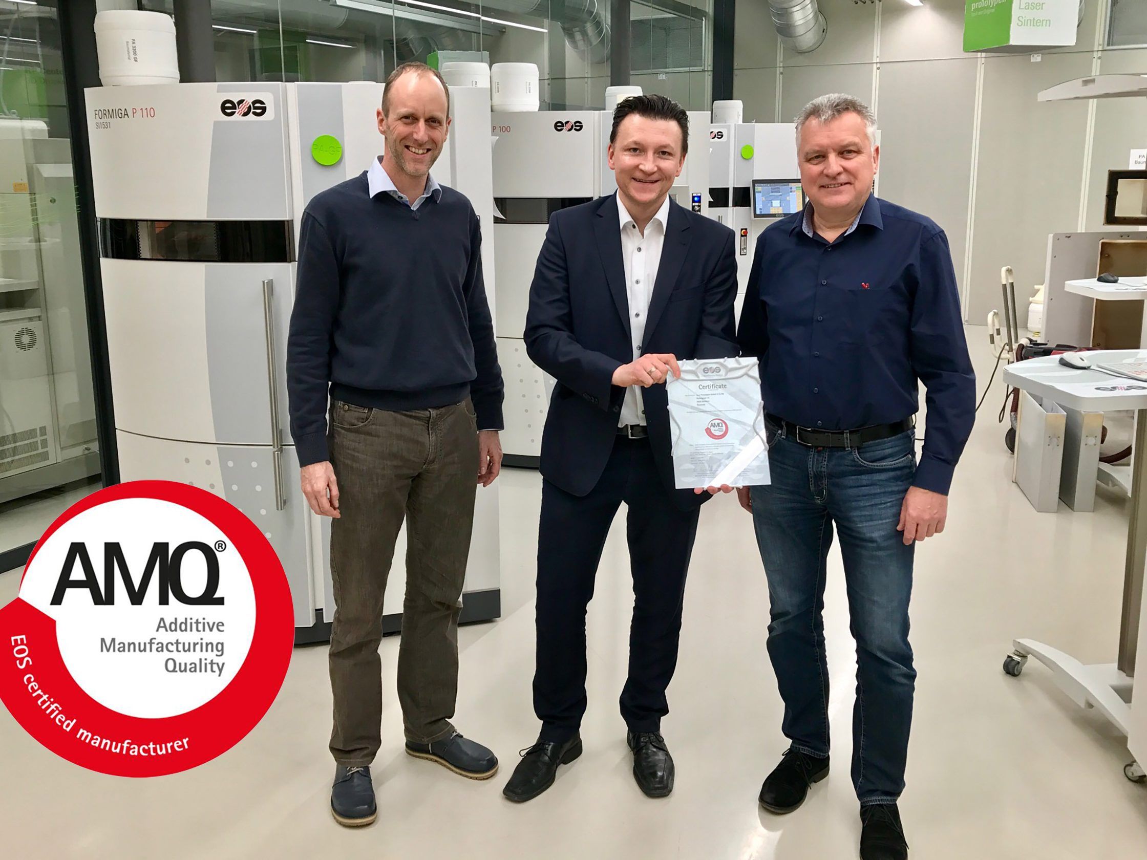 Gregor Reischle vom Weltmarktführer EOS (Mitte) überreicht Markus Schrittwieser, Rapid-Prototyping-Leiter bei 1zu1 Prototypen, (links) und Wolfgang Humml, Geschäftsführer von 1zu1 Prototypen, das AMQ-Siegel für herausragende Qualität beim Lasersintern. Gregor Reischle vom Weltmarktführer EOS (Mitte) überreicht Markus Schrittwieser, Rapid-Prototyping-Leiter bei 1zu1 Prototypen, (links) und Wolfgang Humml, Geschäftsführer von 1zu1 Prototypen, das AMQ-Siegel für herausragende Qualität beim Lasersintern.