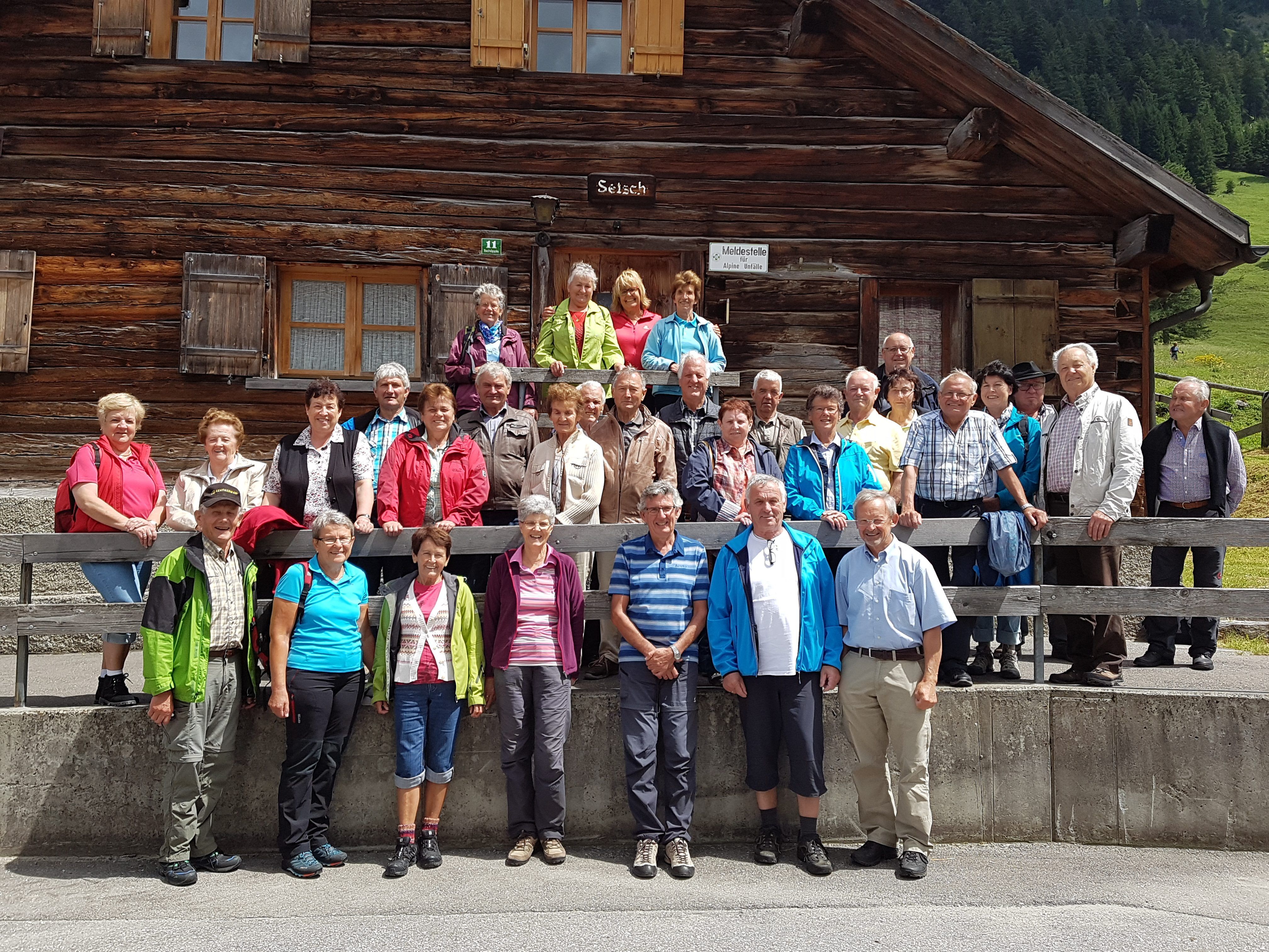 Die Seniorinnen und Senioren aus dem Silbertal mit Hannes Albrecht