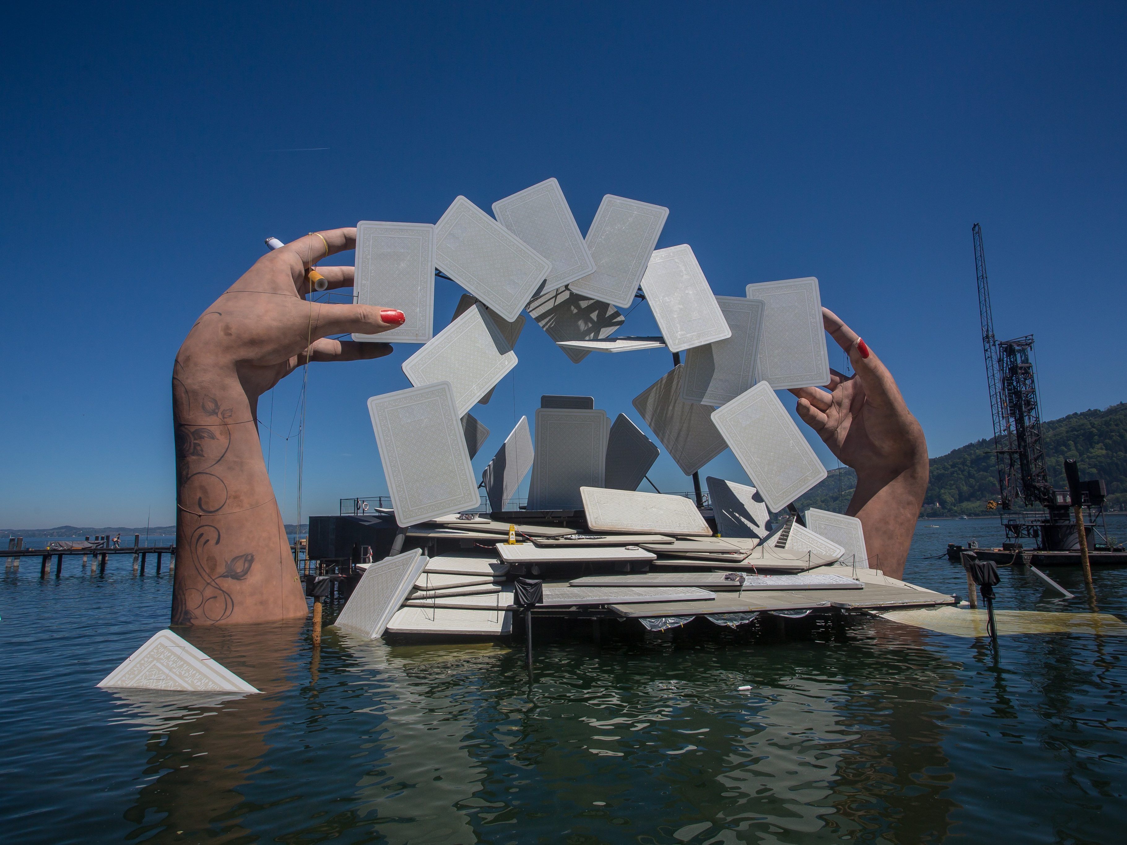 Mit Carmen eröffnen die Bregenzer Festspiele heuer wieder mit einem aufwändigen Bühnenbild.