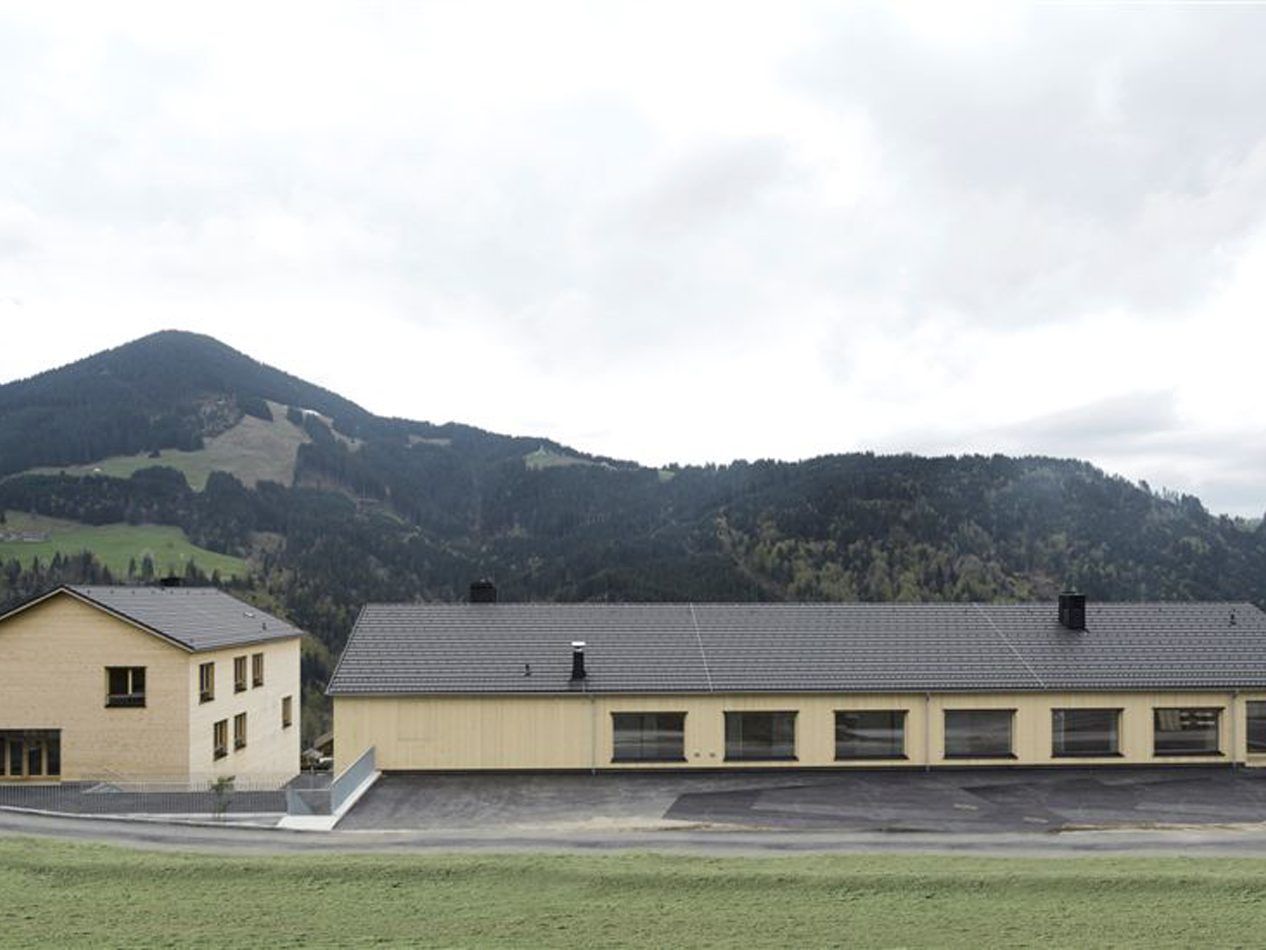 Die Kredite für den Neubau von Volksschule und Dorfsaal (2013 eröffnet) gehören zu den größten Darlehen von Laterns. Die Kredite für den Neubau von Volksschule und Dorfsaal (2013 eröffnet) gehören zu den größten Darlehen von Laterns.