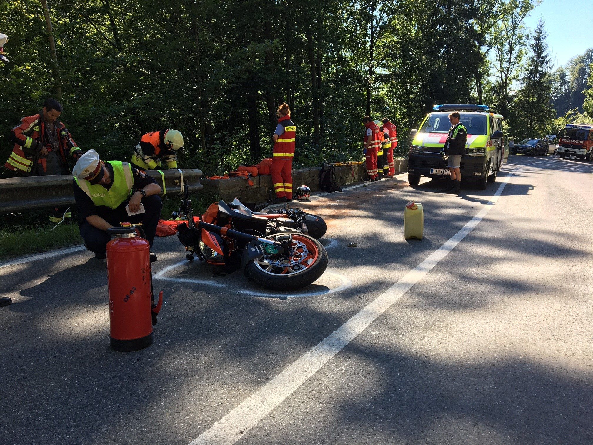 Das Motorrad bliebt auf der Straße liegen, der Fahrer stürzte ins Tobel. Das Motorrad bliebt auf der Straße liegen, der Fahrer stürzte ins Tobel.