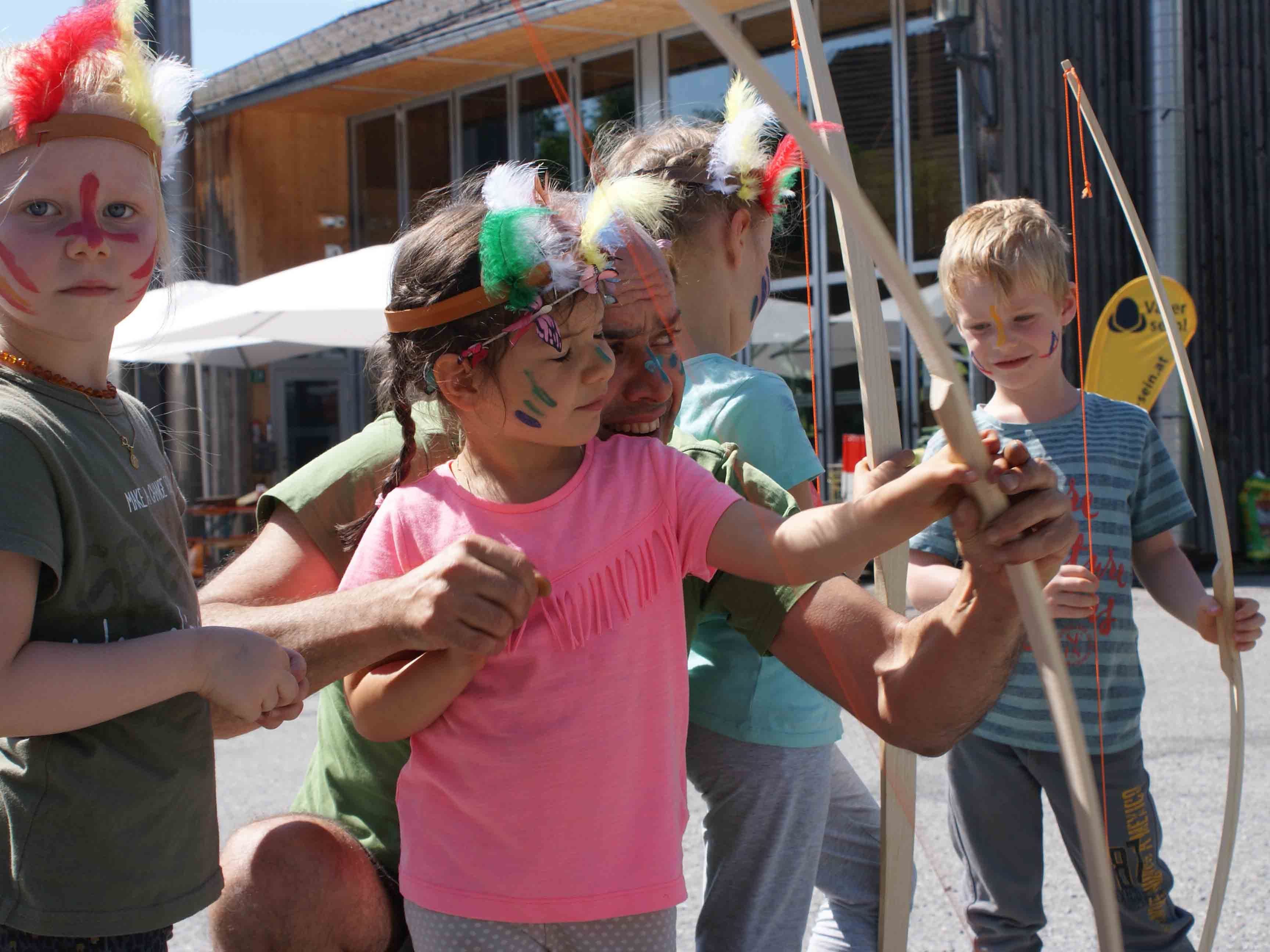 In Bildstein waren Väter und Kinder auf den Spuren der Indianer.
