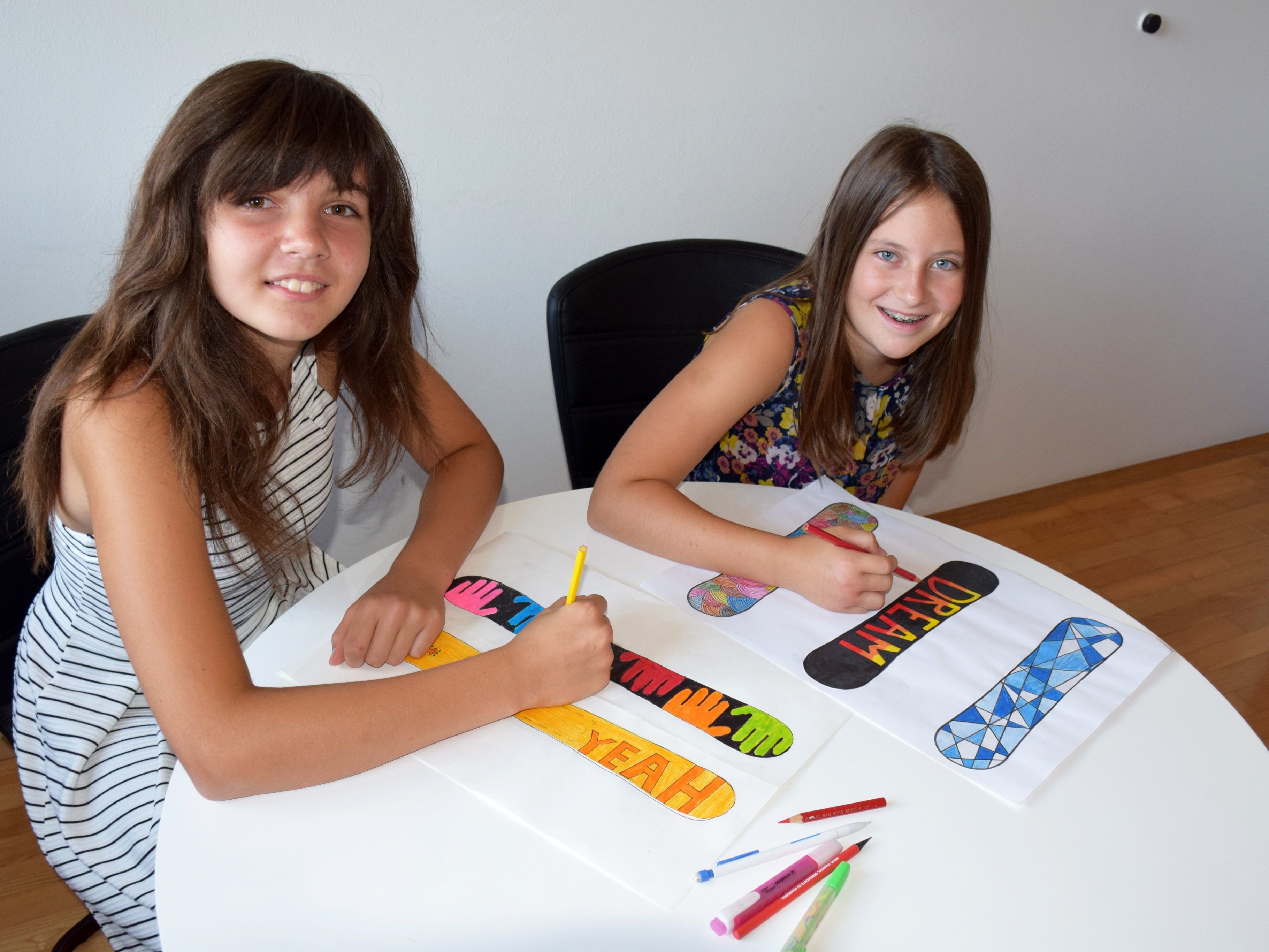 Die Mittelschüler haben sich selber Designs für ihre neuen Shortcarver ausgedacht.
