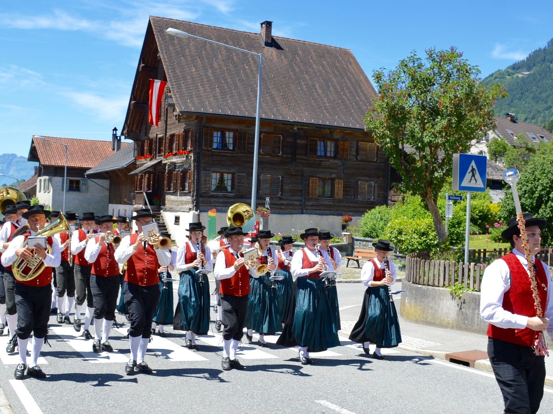 Musikverein "Harmonie" Weiler beim Umzug des Bezirksmusikfestes 2017 in Schnifis Musikverein "Harmonie" Weiler beim Umzug des Bezirksmusikfestes 2017 in Schnifis