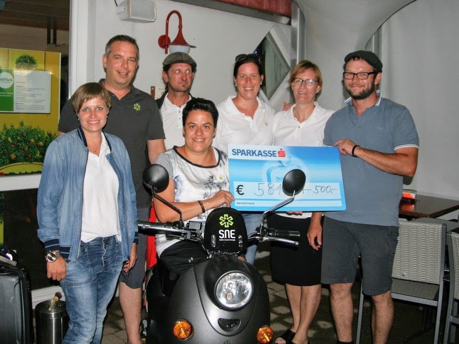 "Hand ind Hand"-Obfrau Katja Hammerer freute sich über die großzügigen Spenden. "Hand ind Hand"-Obfrau Katja Hammerer freute sich über die großzügigen Spenden.