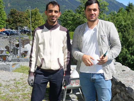 Hamed aus dem Iran und Mohanad aus dem Irak erfahren im Rahmen der "gemeinnützigen Tätigkeiten von Asylbewerbern für Gemeinden" Anerkennung.