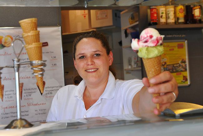 Joghurt-Kirsch und das feine Pistazien-Eis aus der Goldlinie. Ein Hochgenuss! Dolce Vita Joghurt-Kirsch und das feine Pistazien-Eis aus der Goldlinie. Ein Hochgenuss! Dolce Vita