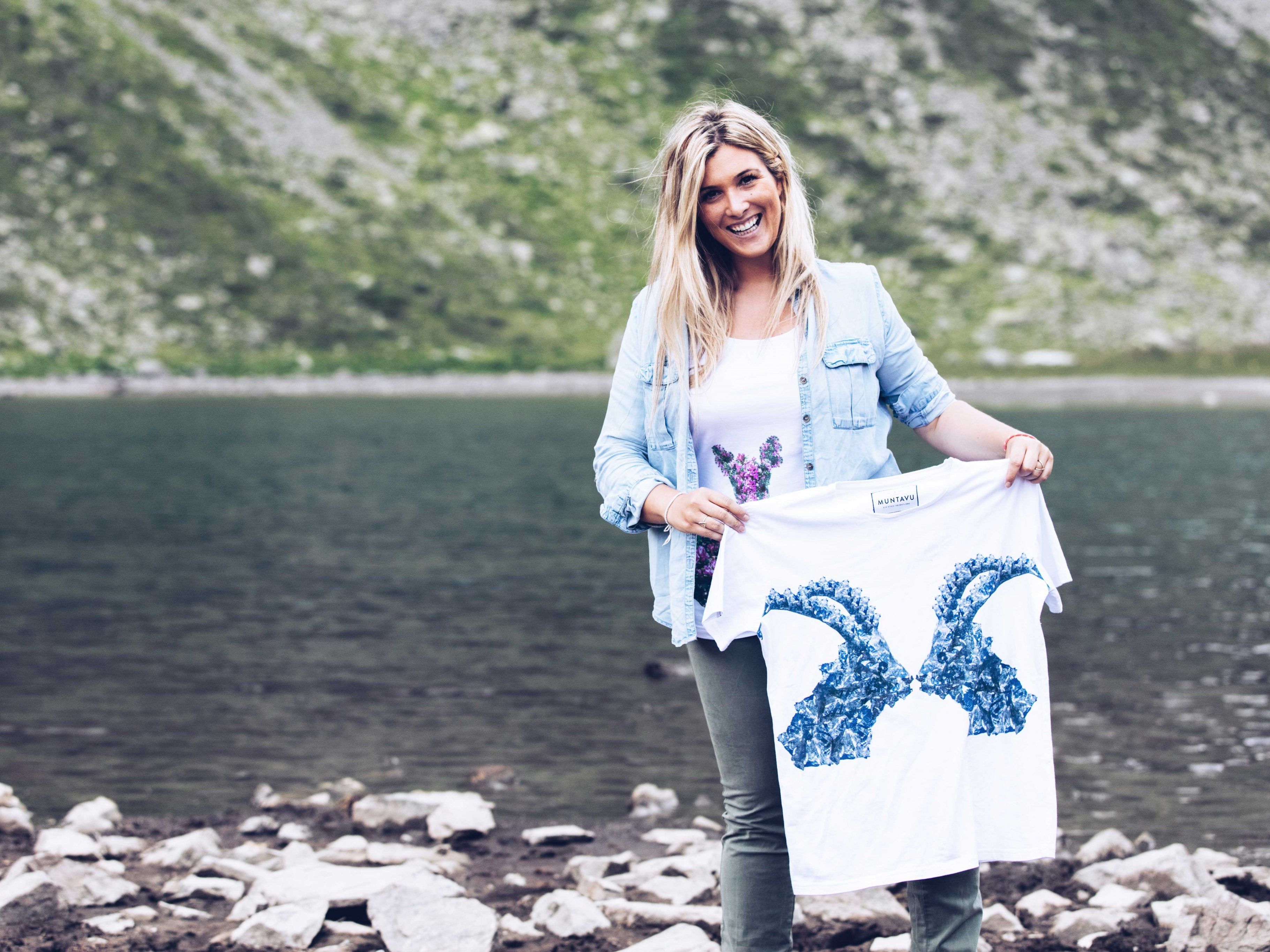 Die Montafoner Designerin Linda Meixner präsentiert stolz ein Shirt aus ihrer neuen Kollektion.