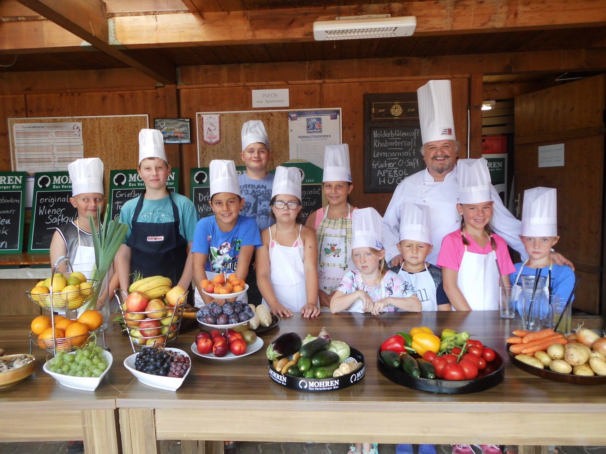 Der Sommer im Leiblachtal mit Bodensee und Pfänder direkt vor der Haustür bietet der Jugend die vielfältigsten Möglichkeiten zur aktiven Freizeitgestaltung, im Bild „Kochen mit Bruno“ im Tennisstüble. Der Sommer im Leiblachtal mit Bodensee und Pfänder direkt vor der Haustür bietet der Jugend die vielfältigsten Möglichkeiten zur aktiven Freizeitgestaltung, im Bild „Kochen mit Bruno“ im Tennisstüble.