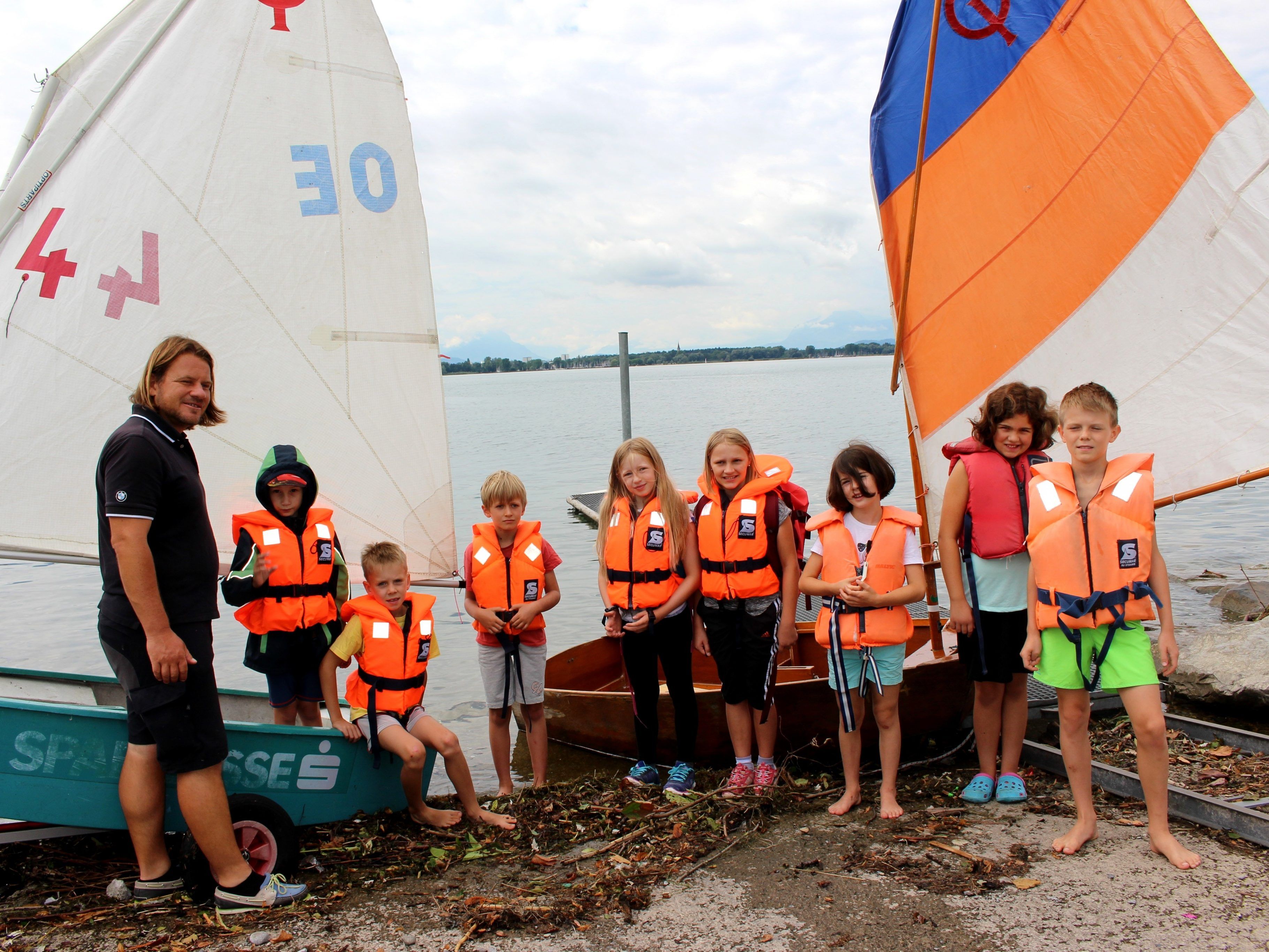 Florian Sporer von der Segelschule mit seinen „Segelschülern“ vor der großen Ausfahrt.