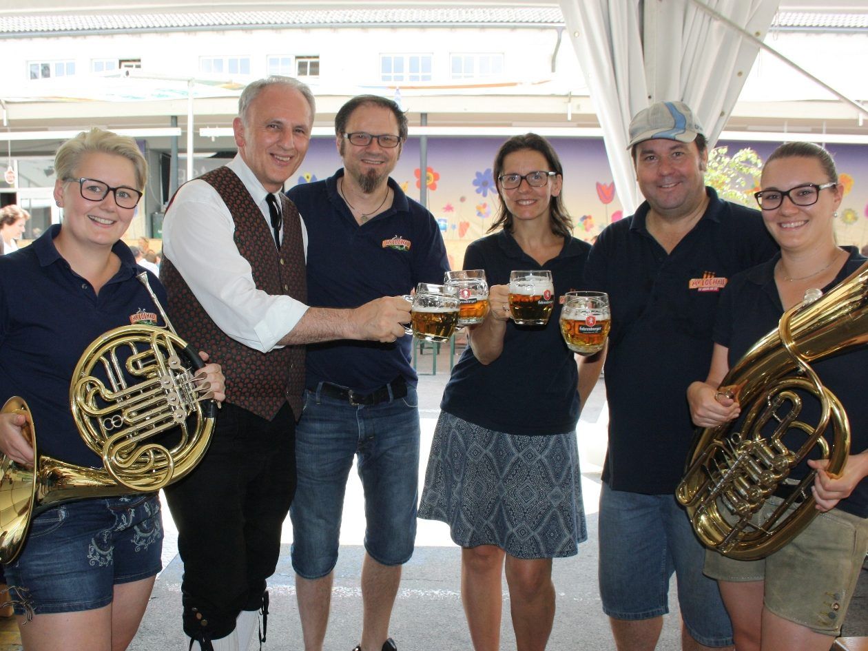Die Musikanten laden Jung und Alt zum traditionellen dreitägigen „Lochauer Dorffest“ in die überdachte Open-Air-Arena im Schulhof. Die Musikanten laden Jung und Alt zum traditionellen dreitägigen „Lochauer Dorffest“ in die überdachte Open-Air-Arena im Schulhof.