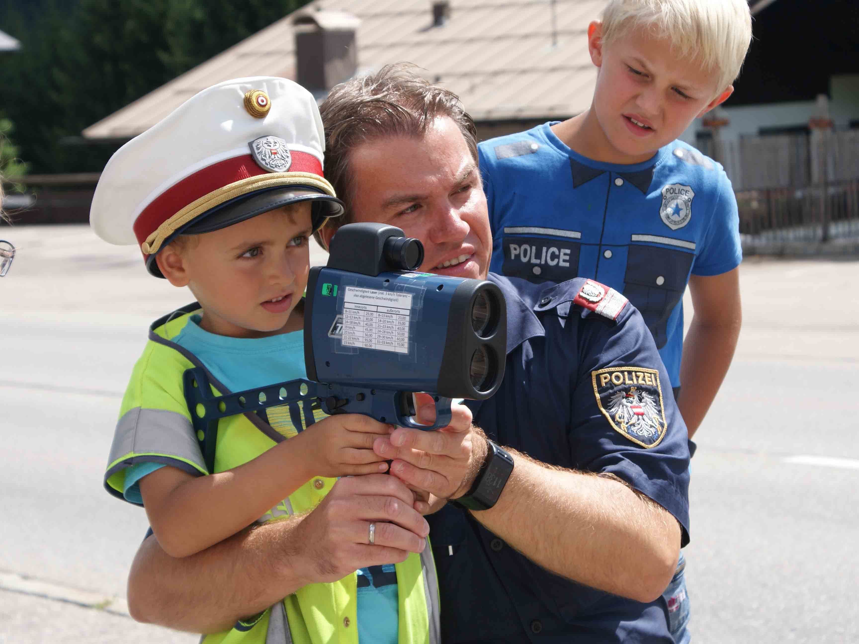 Martin Furlan erklärte Vätern und ihren Kindern die Arbeit als Polizist. Martin Furlan erklärte Vätern und ihren Kindern die Arbeit als Polizist.