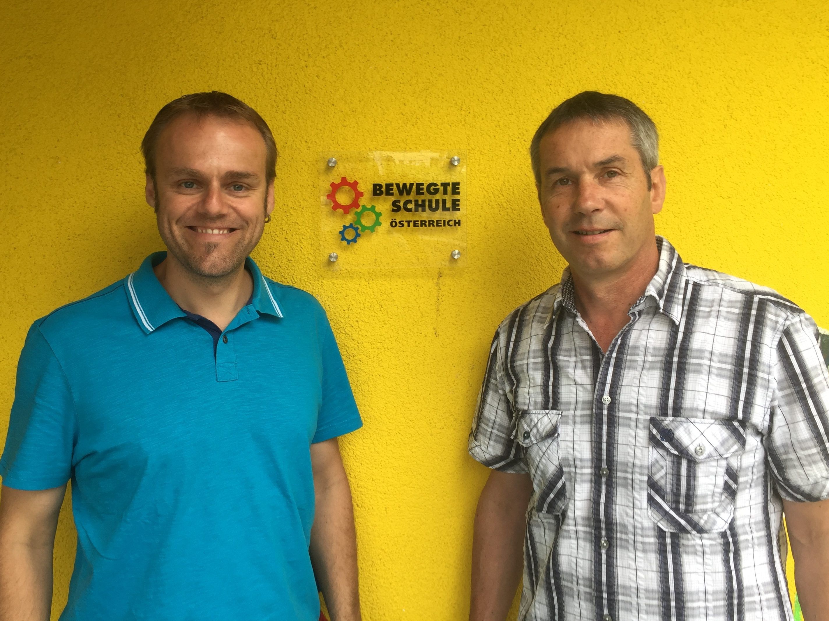 Dir. Sascha Walch und Bgm. Raimund Schuler vor der Zertifizierungstafel „Bewegte Schule“ Dir. Sascha Walch und Bgm. Raimund Schuler vor der Zertifizierungstafel „Bewegte Schule“