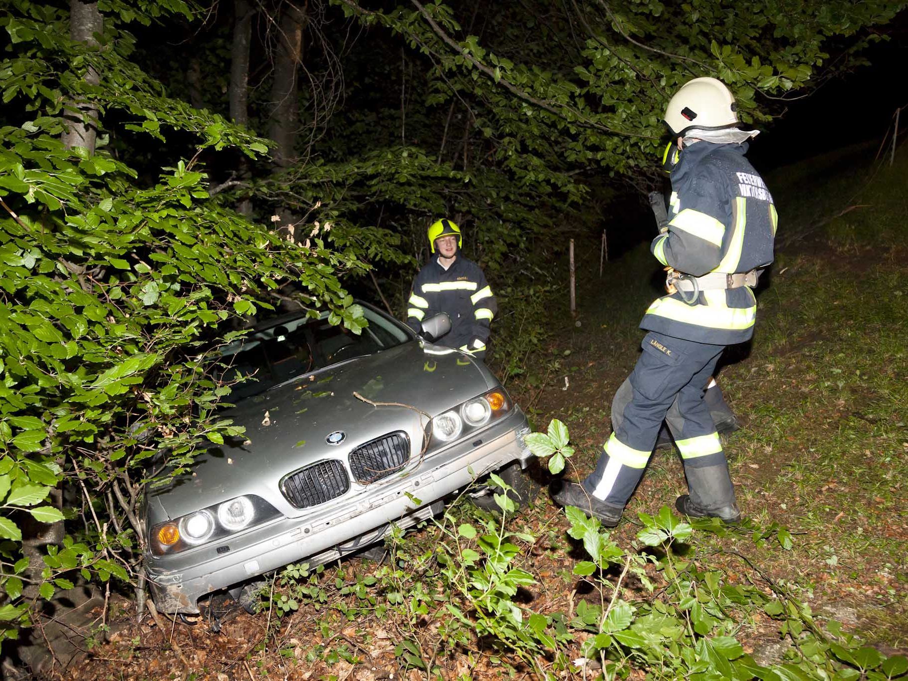 Der Pkw wird am Samstag von der Feuerwehr geborgen. Der Pkw wird am Samstag von der Feuerwehr geborgen.
