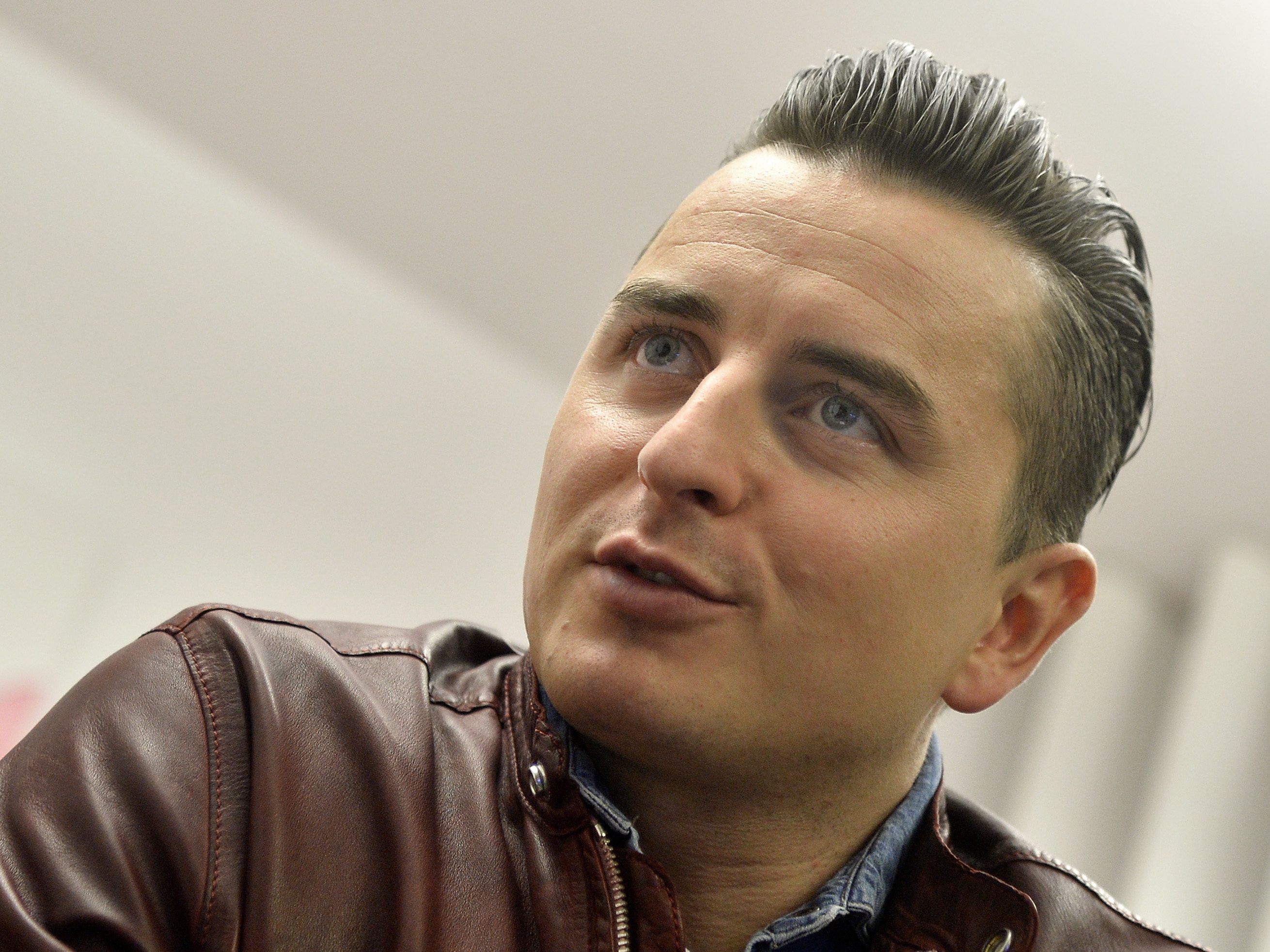 Gabalier wird zum Frauenfußball Fan.