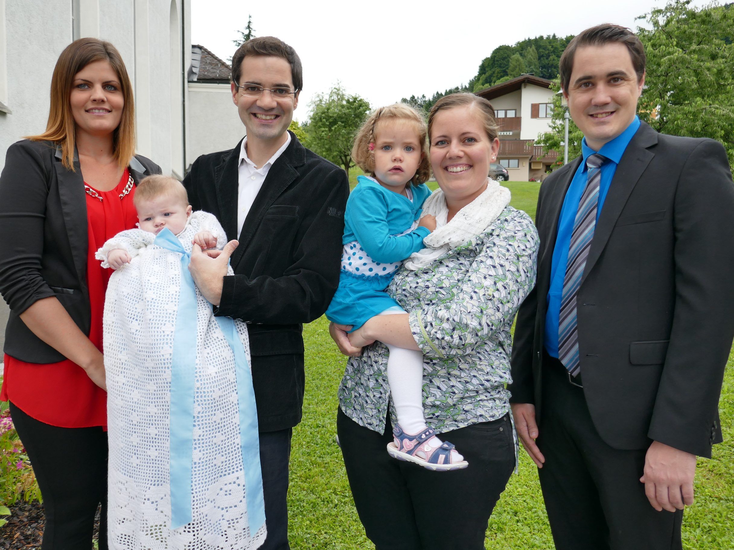 Taufpatin Susanne, Vater Lukas mit Täufling Anton, Mutter Claudia mit Tochter Maria und Taufpate Tobias.