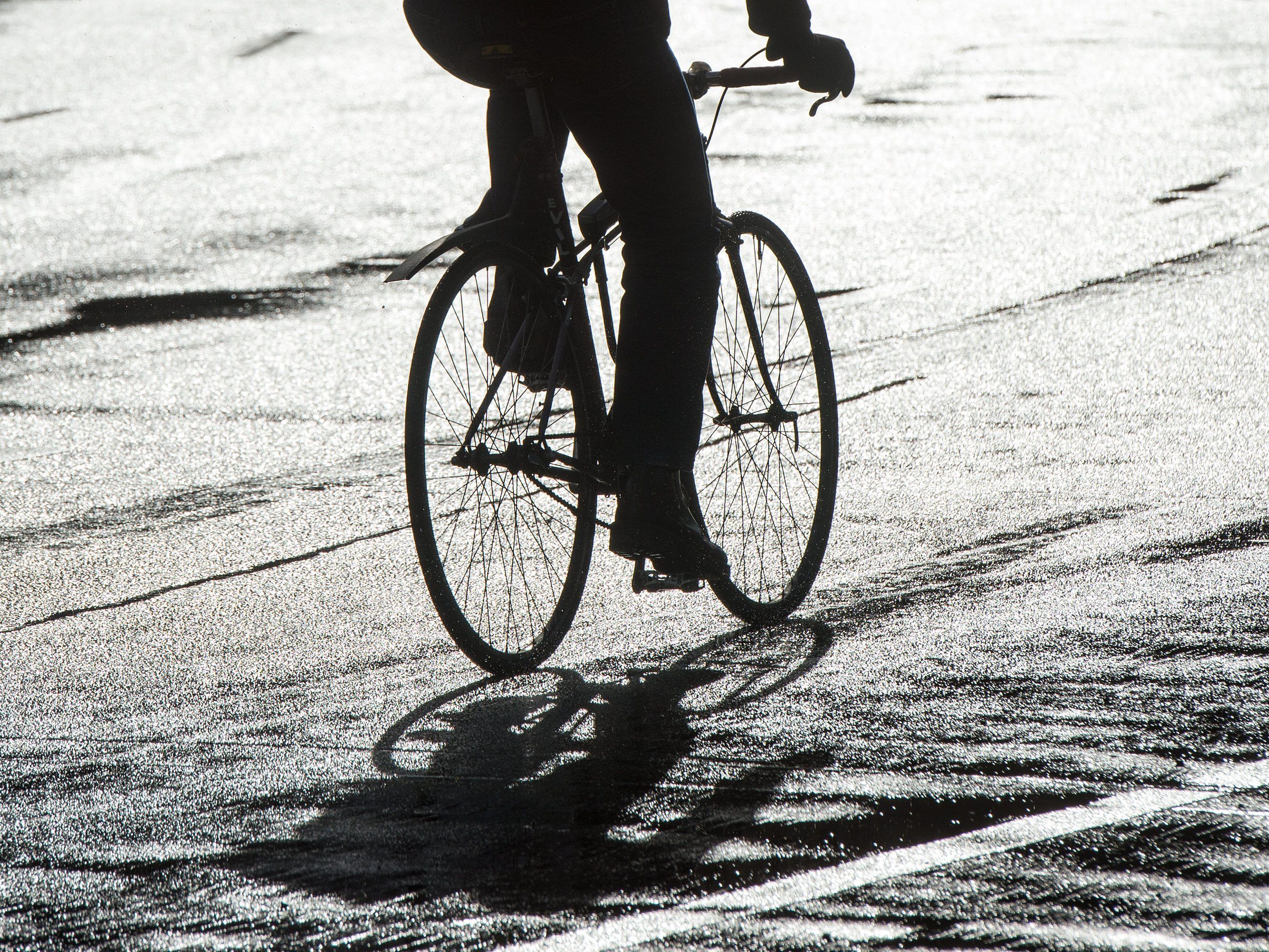Bei einem Zusammenstoß zwischen einer Fußgängerin udn einem Radfahrer in Wien-Wieden wurden beide verletzt.