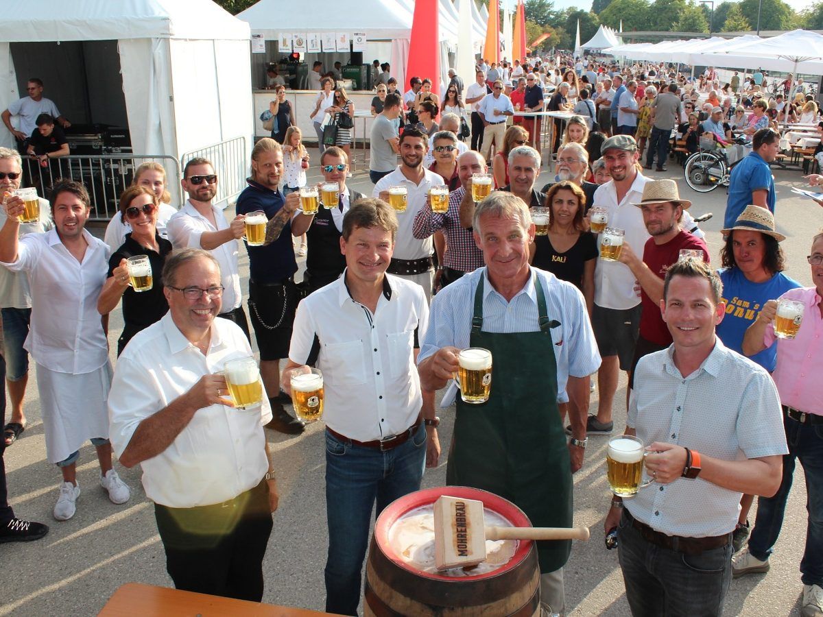 W. Pfanner, H. Huber, Bgm. Linhart und R. S. Salant eröffneten geminsam mit den Wirten das Fest. W. Pfanner, H. Huber, Bgm. Linhart und R. S. Salant eröffneten geminsam mit den Wirten das Fest.