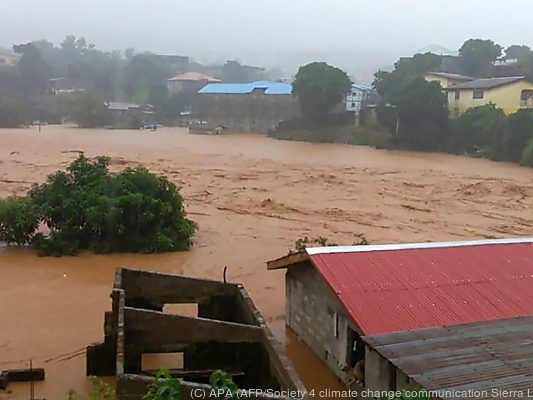 Überflütete Straßen in Regent nach Freetown