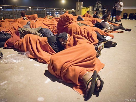 Immer wieder holt die Küstenwache Flüchtlinge von ihren Booten Immer wieder holt die Küstenwache Flüchtlinge von ihren Booten