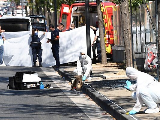 Der Mann krachte mit einem Transporter in zwei Bushaltestellen