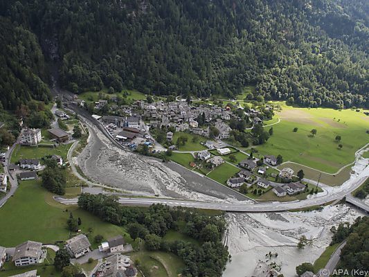 Die Schlamm- und Gesteinsmassen schoben sich bis in den Ort Die Schlamm- und Gesteinsmassen schoben sich bis in den Ort