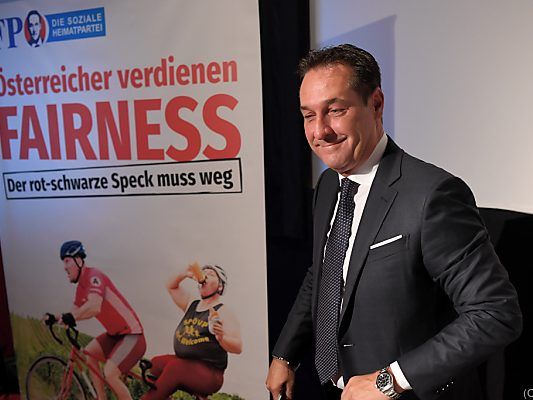 Parteichef Strache ist mit dem Großplakat zufrieden