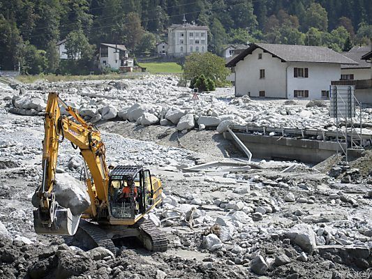 Bondo wird von den Geröllmassen befreit Bondo wird von den Geröllmassen befreit