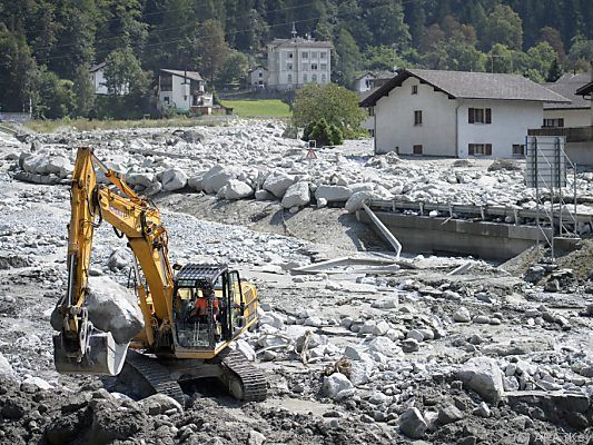 Bondo wird von den Geröllmassen befreit