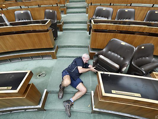 Der Sitzungssaal muss geräumt werden Der Sitzungssaal muss geräumt werden