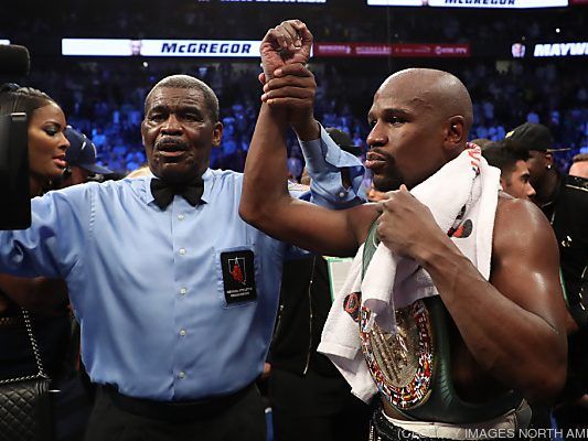 Mayweather blieb auch im letzten Kampf seiner Karriere unbesiegt Mayweather blieb auch im letzten Kampf seiner Karriere unbesiegt