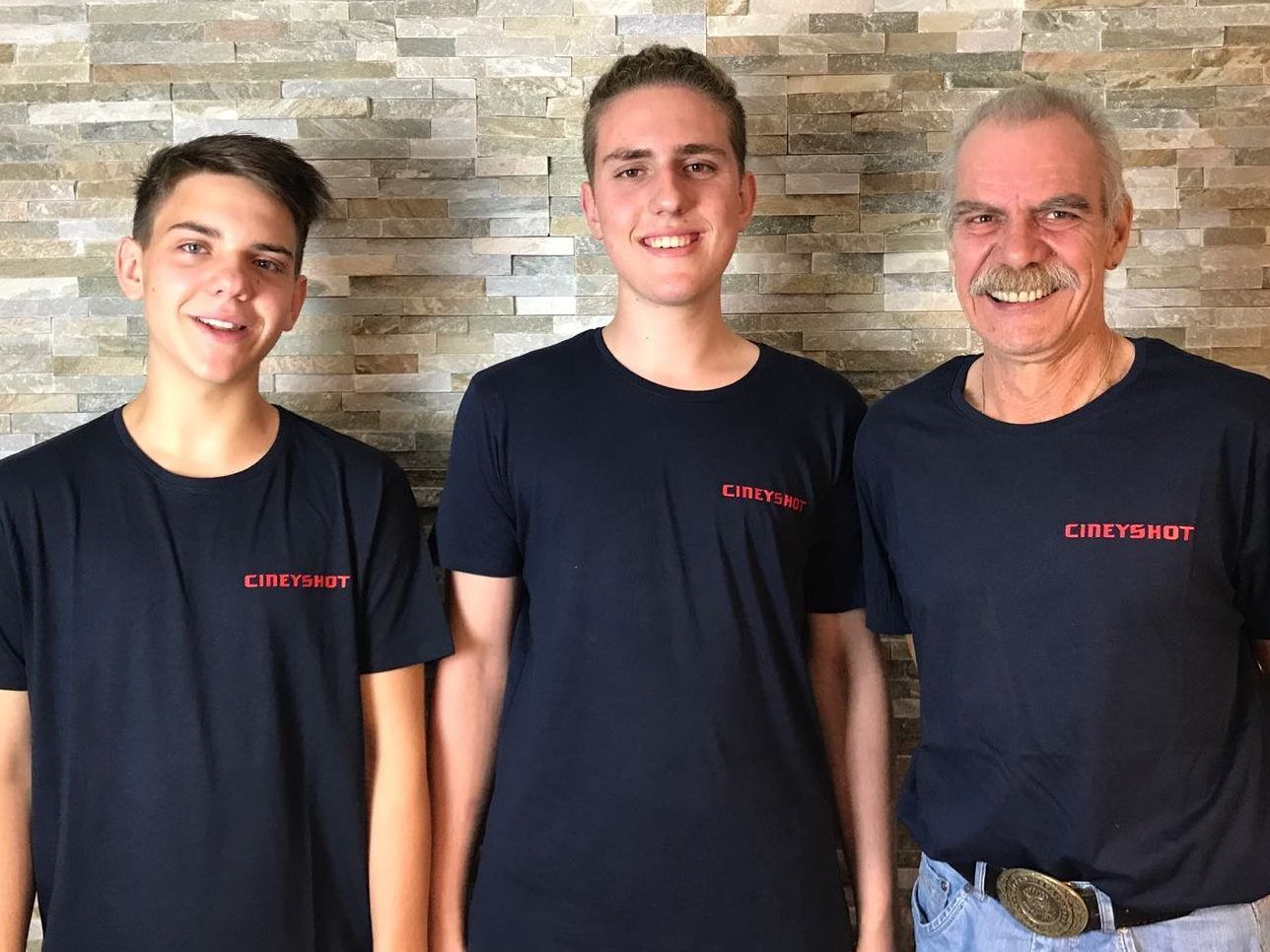 Kevin und Jan Dobler mit Jugendleiter Gabriel Hilmar Kevin und Jan Dobler mit Jugendleiter Gabriel Hilmar