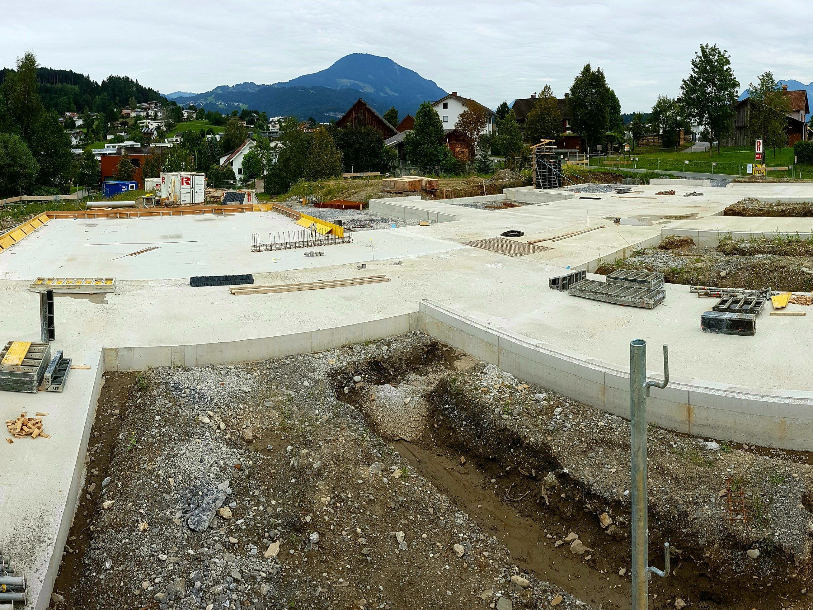 Der Neubau wird einen dreigruppigen Kindergarten und eine Kinderbetreuungseinrichtung beherbergen.