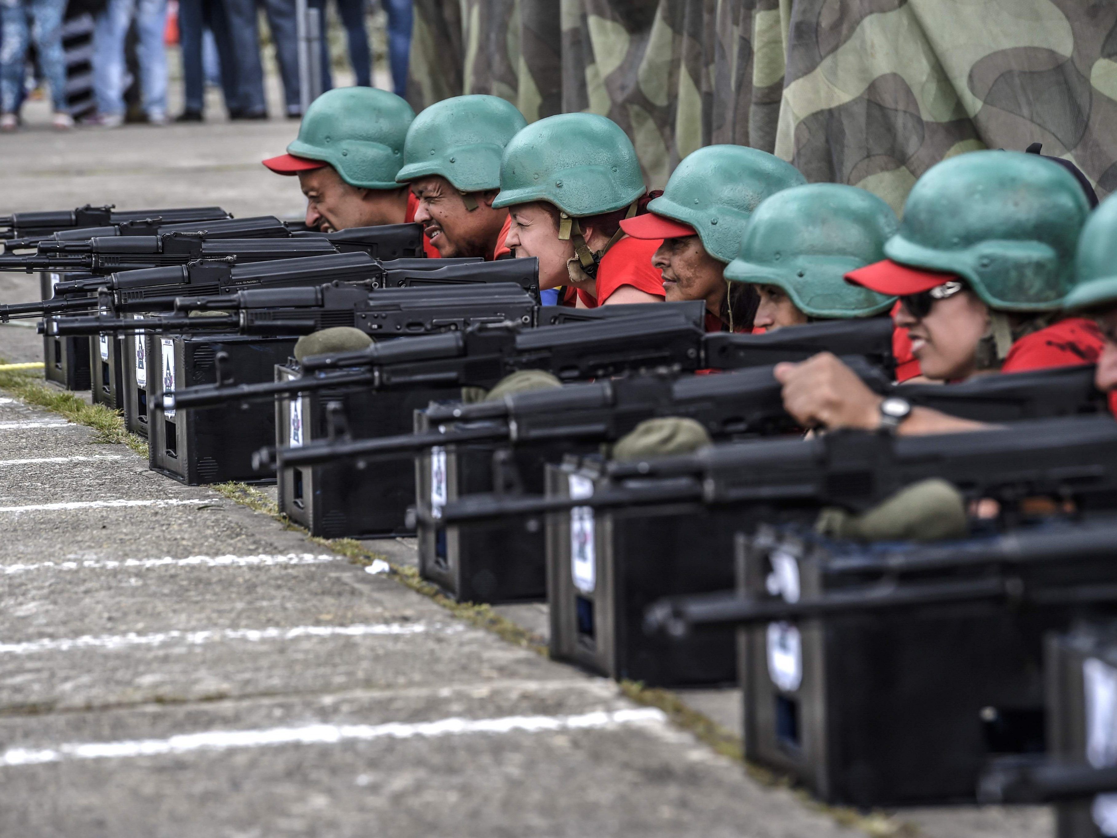 Venezuelas Präsident Nicolas Maduro lässt auch Zivilisten militärisch schulen.