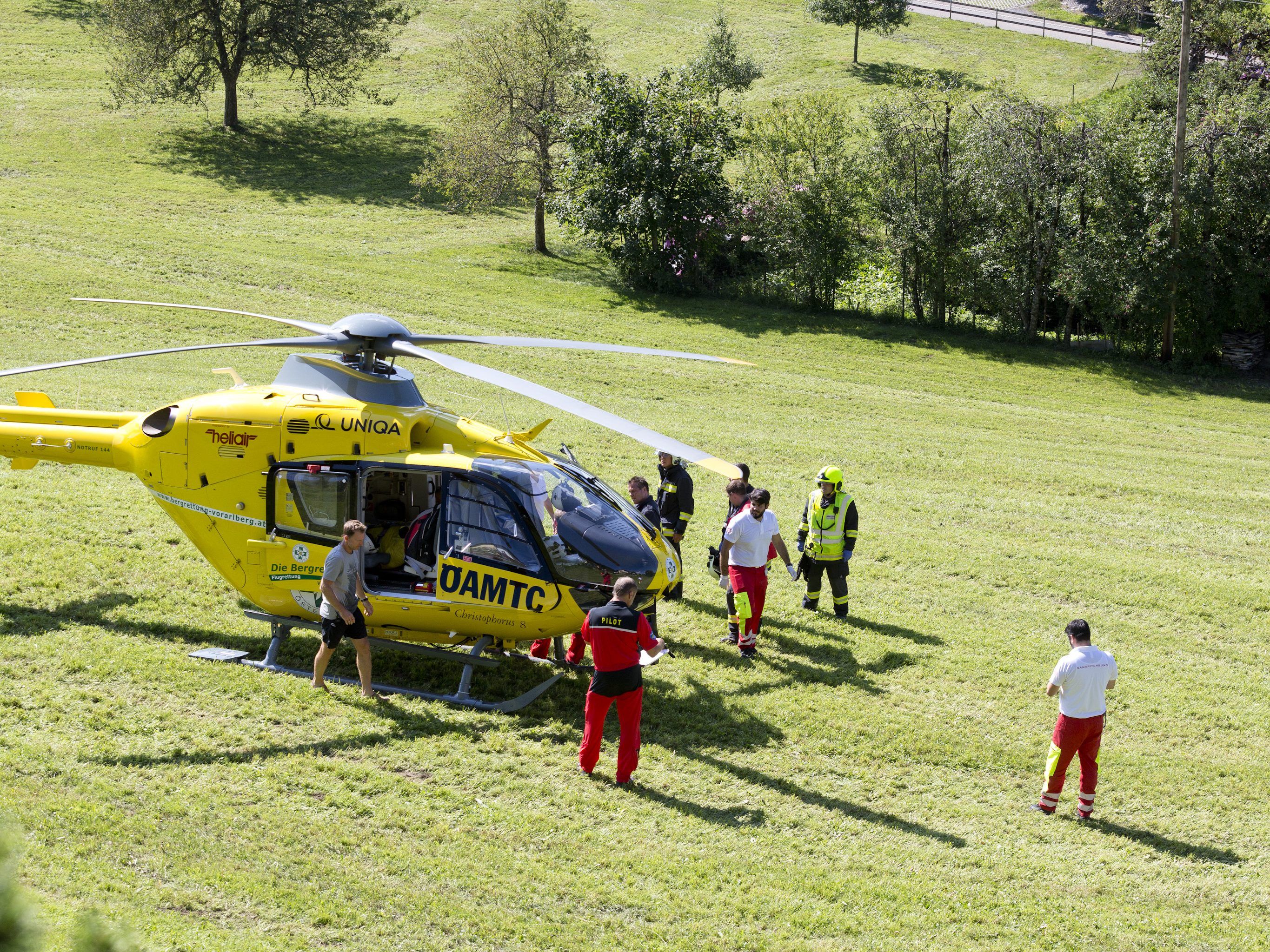 Der ÖAMTC-Hubschrauber brachte den Verletzten ins Krankenhaus. Der ÖAMTC-Hubschrauber brachte den Verletzten ins Krankenhaus.