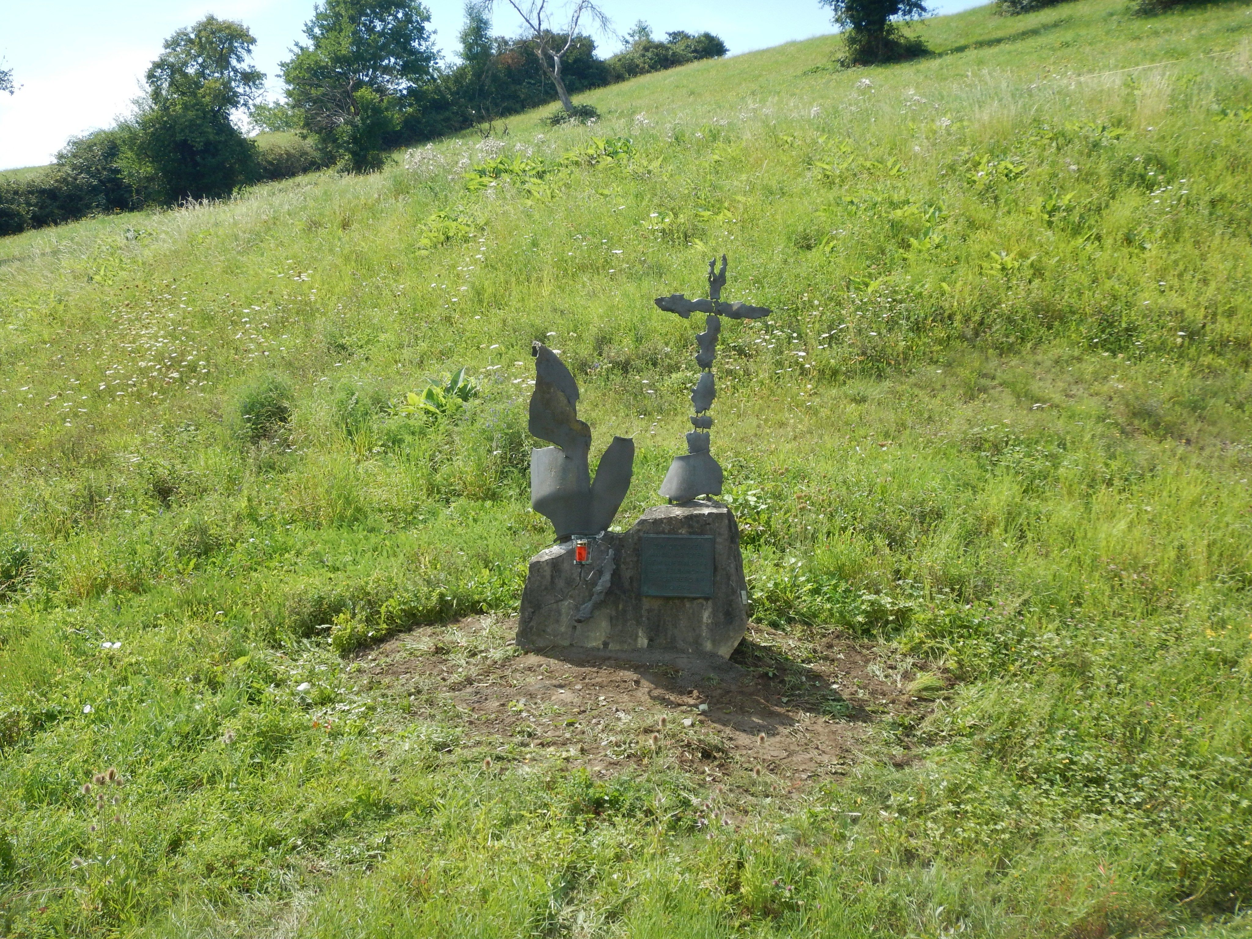 Das Denkmal an die Opfer des Luftangriffes am neuen Standort. Das Denkmal an die Opfer des Luftangriffes am neuen Standort.