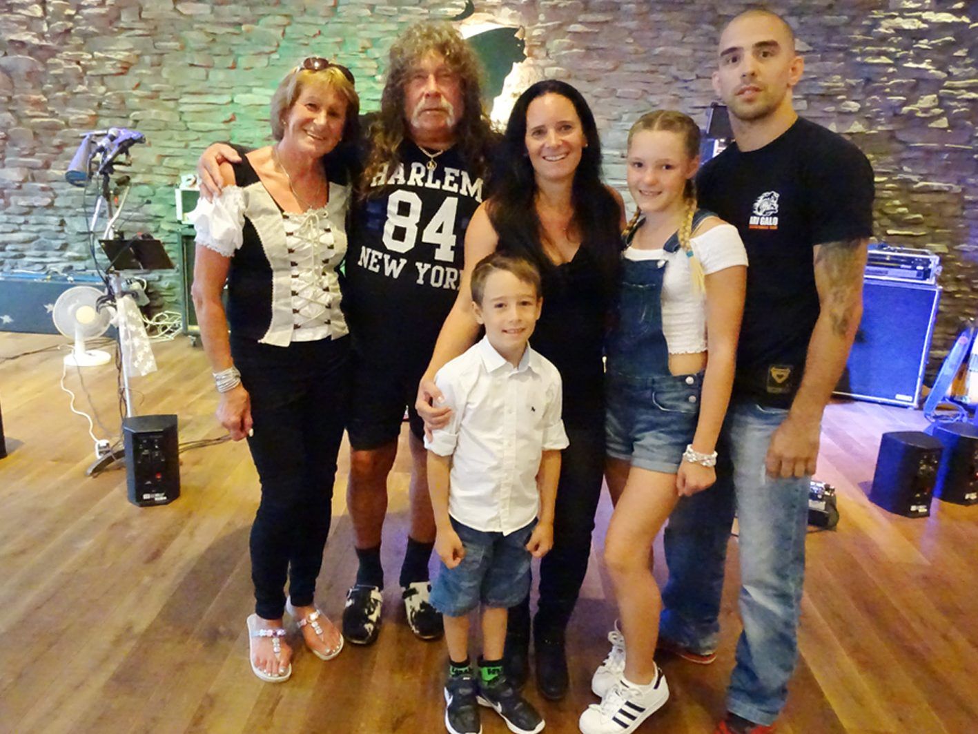 Ulli, Walter, Tyler, Jasmin, Justina und Kevin Batruel (v.l.) feierten Walters 70er im Cafe Schatz. Ulli, Walter, Tyler, Jasmin, Justina und Kevin Batruel (v.l.) feierten Walters 70er im Cafe Schatz.