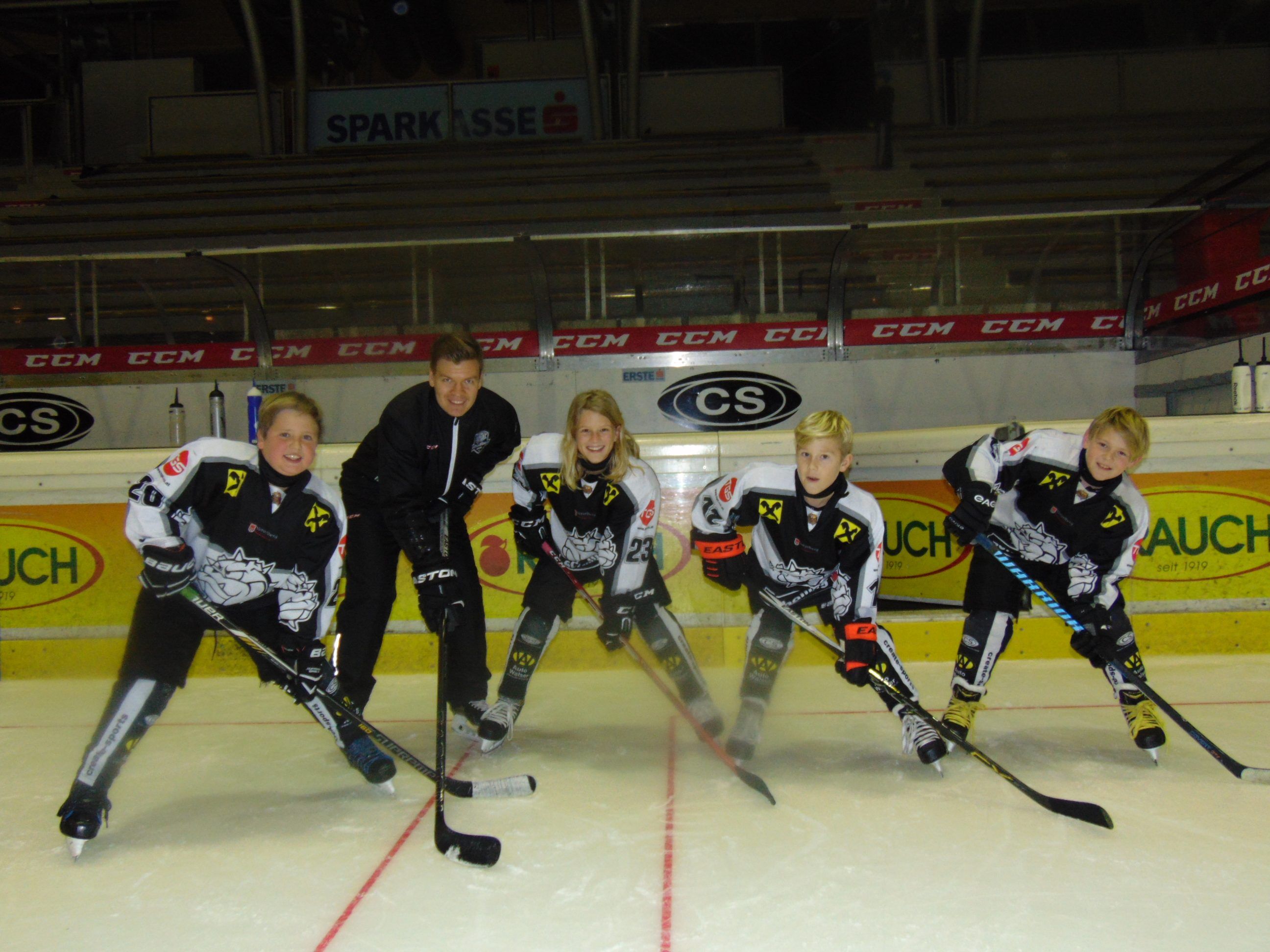 Nachwuchscheftrainer Markus Juurikkala mit vier seiner Bulldogs Youngsters Nachwuchscheftrainer Markus Juurikkala mit vier seiner Bulldogs Youngsters