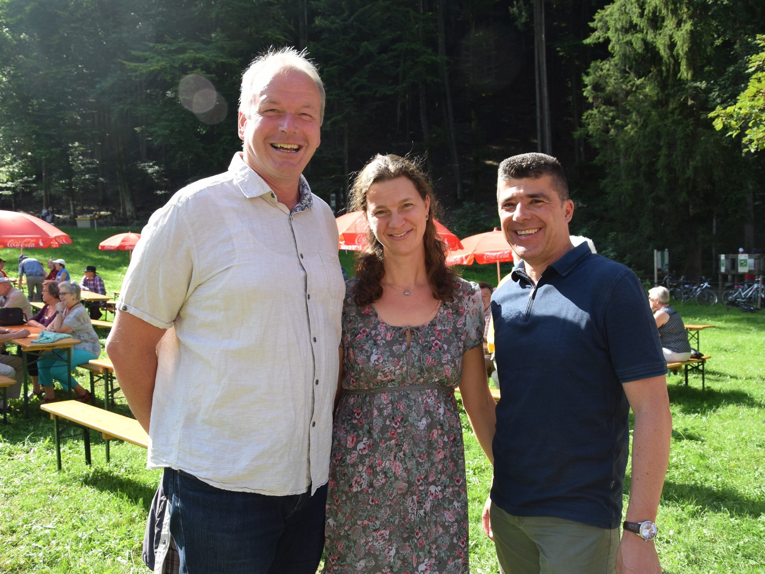 v.l.n.r. Bürgermeister Christian Loacker, Barbara und Clemens Ender bei der Feldmesse v.l.n.r. Bürgermeister Christian Loacker, Barbara und Clemens Ender bei der Feldmesse