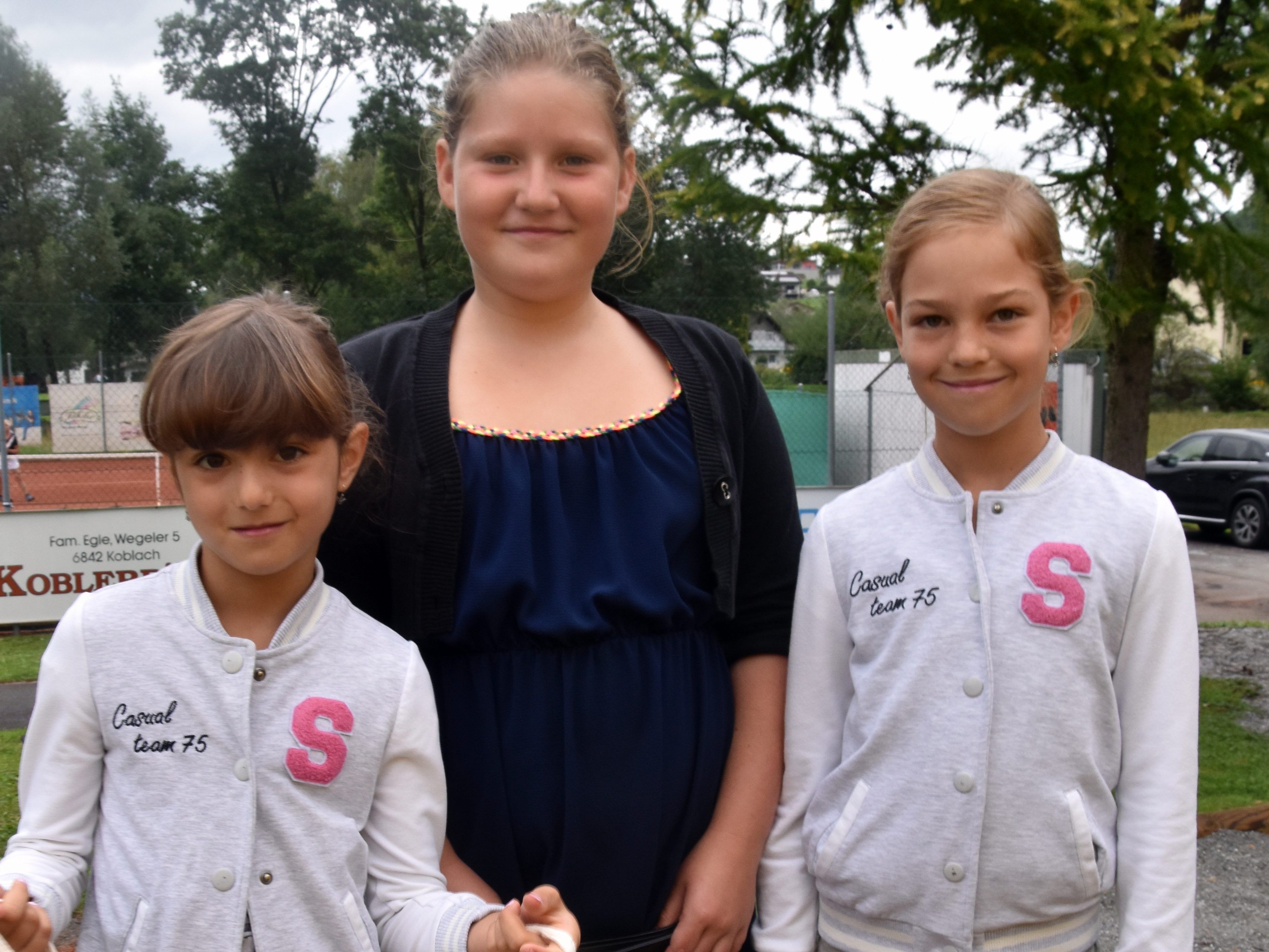 Nachwuchsspielerinnen Julia Mild (7), Anna Sandholzer (11) und Lina Mild (9) Nachwuchsspielerinnen Julia Mild (7), Anna Sandholzer (11) und Lina Mild (9)