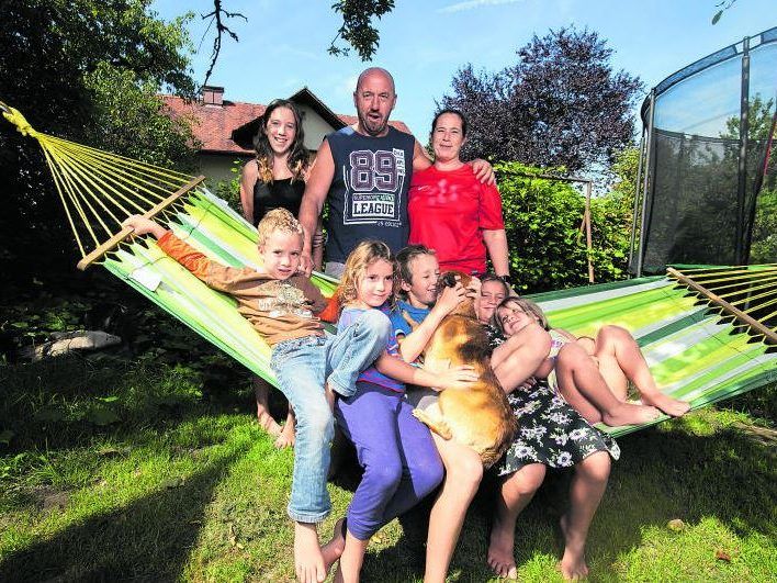 Ein bunter Haufen - die Familie Delpin führt ein Leben als Aussteiger. Den Kindern gefällt der Lebensstil, den sie Zuhause genießen dürfen.