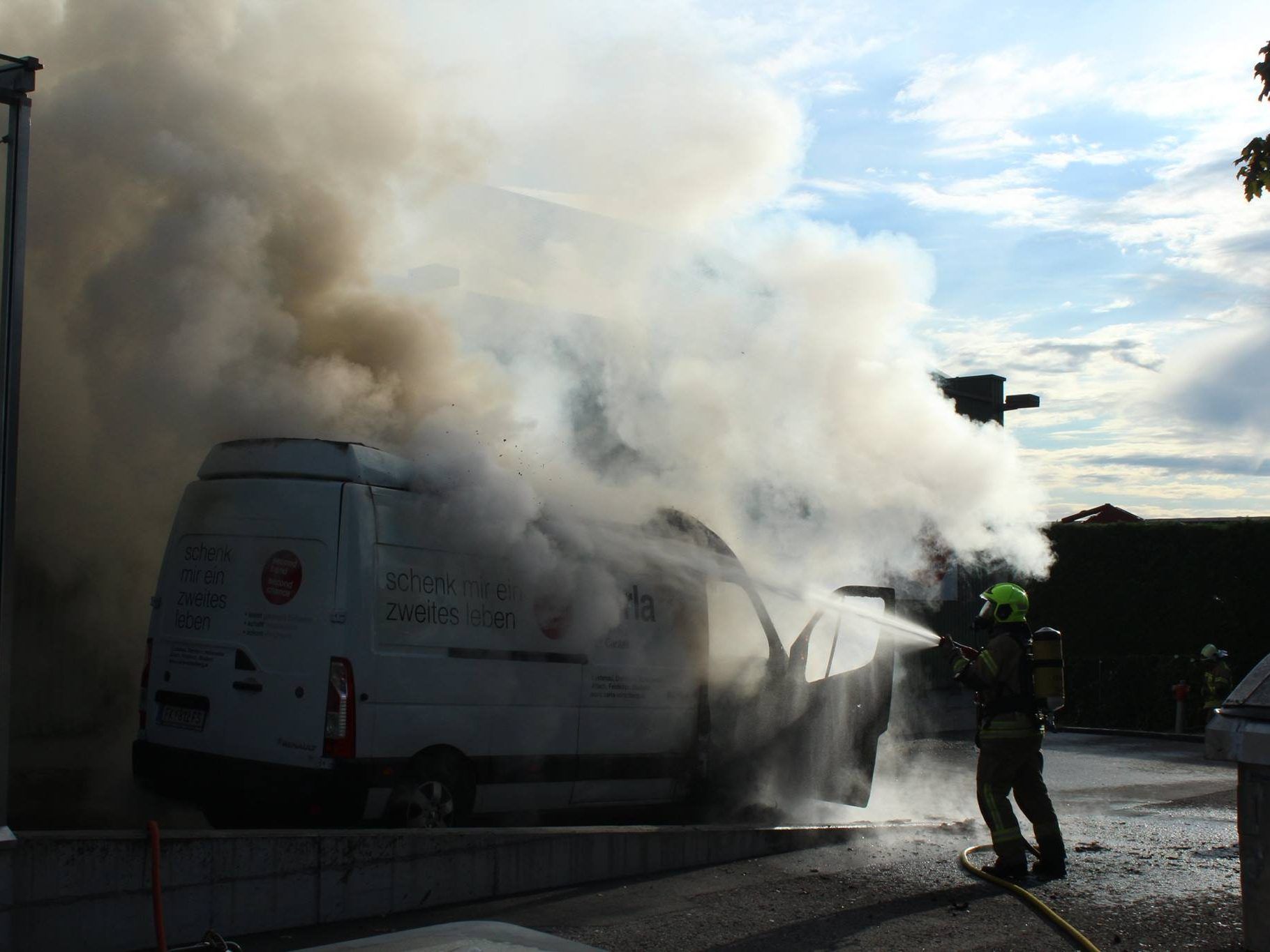 Die Feuerwehr verhinderte ein Übergreifen der Flammen auf das Gebäude.