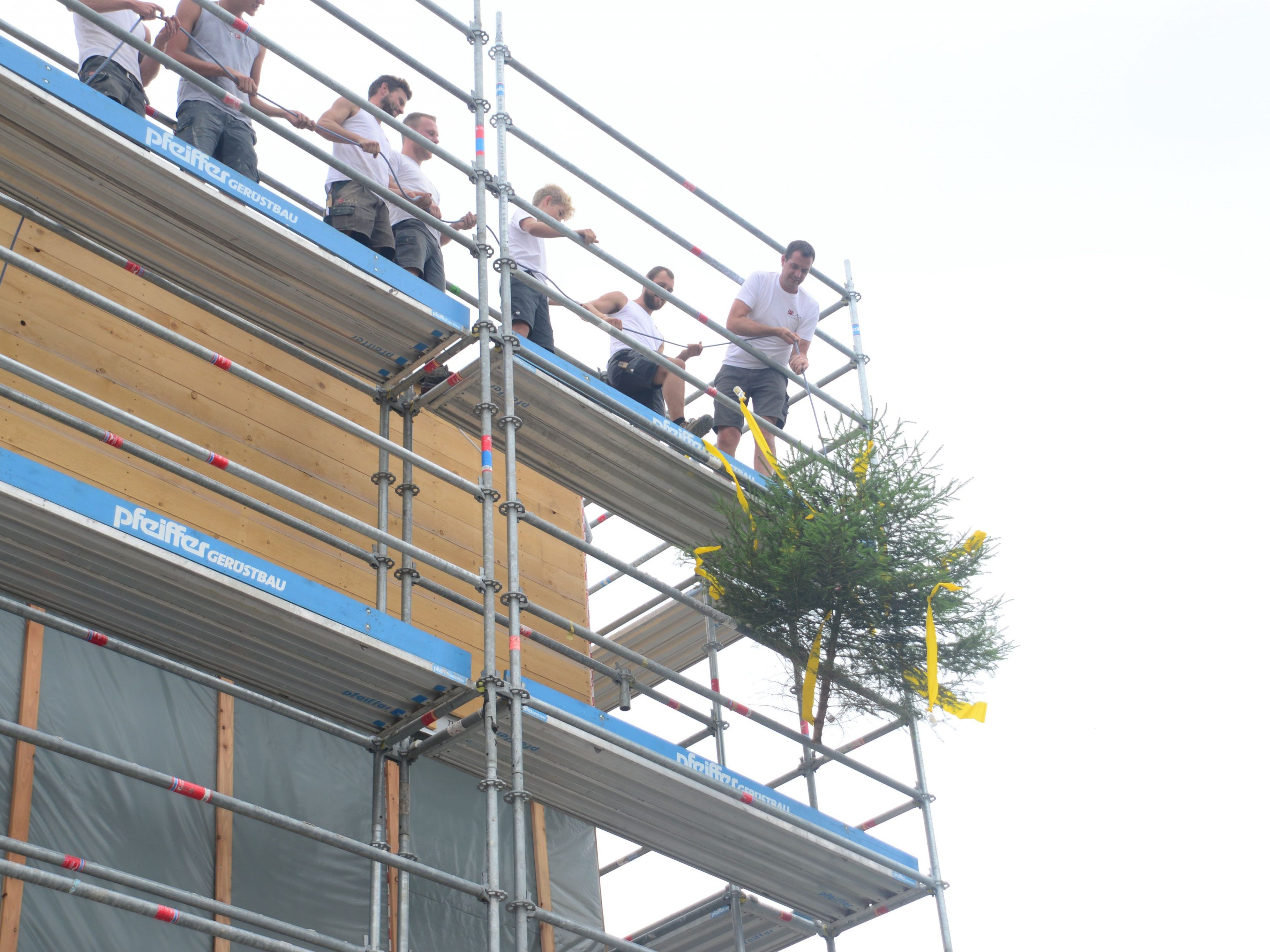 Mit dem Aufzug des Firstbaumes wurde bei der neuen Schulsporthalle in Wolfurt Richtfest gefeiert. Mit dem Aufzug des Firstbaumes wurde bei der neuen Schulsporthalle in Wolfurt Richtfest gefeiert.