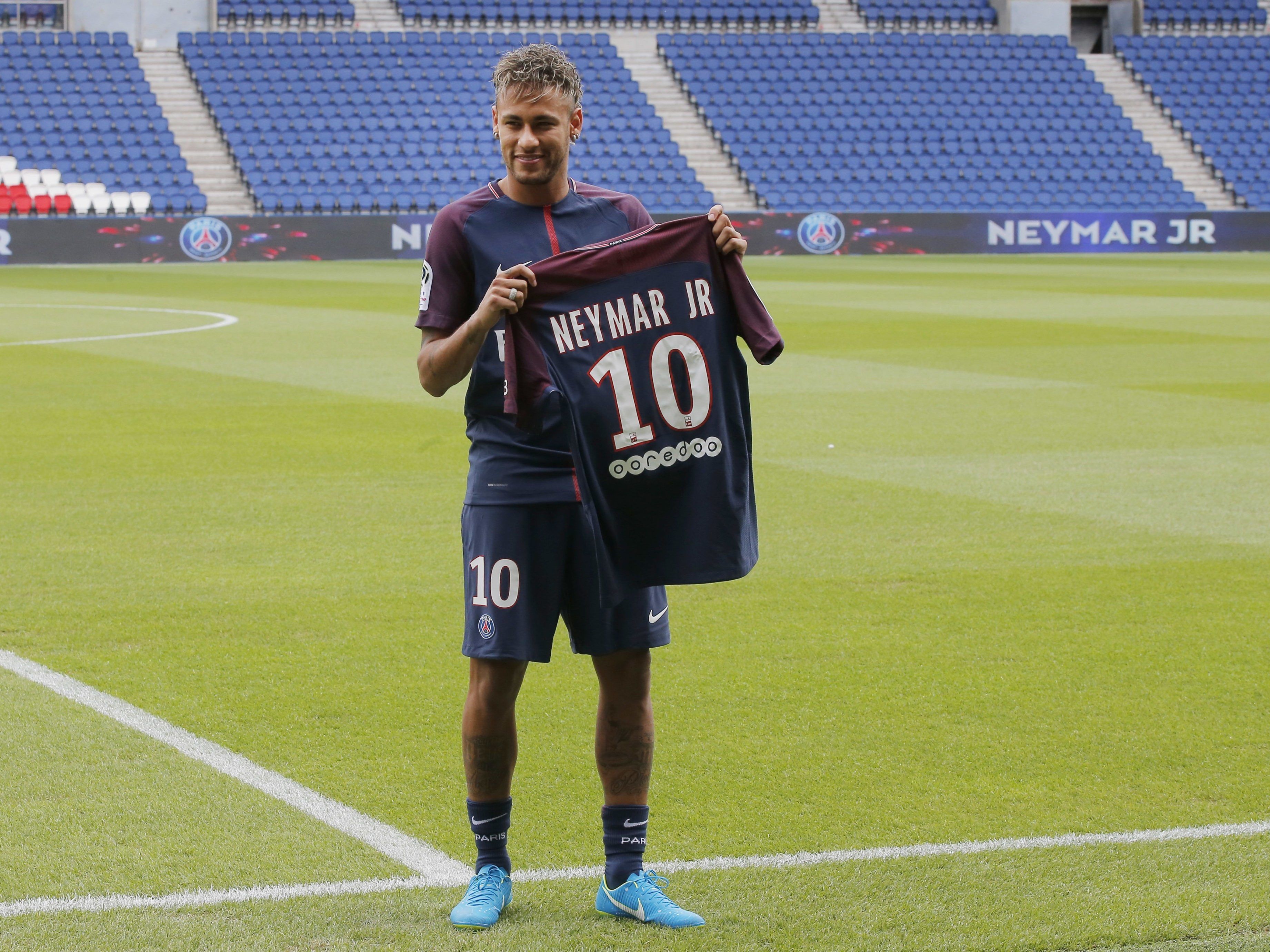 Der FC Barcelona verklagt Neymar nach dessen Wechsel zu Paris St. Germain auf 8,5 Millionen Euro Schadensersatz.