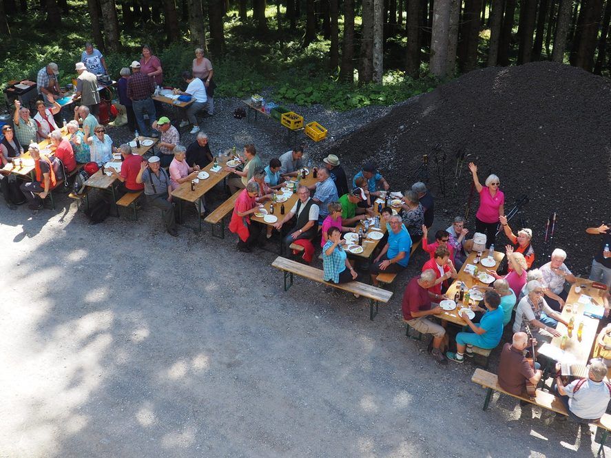 Über 90 Senioren/innen haben am Grillhock in der Schönebuch Hütte, Frödischtal teilgenommen. Über 90 Senioren/innen haben am Grillhock in der Schönebuch Hütte, Frödischtal teilgenommen.