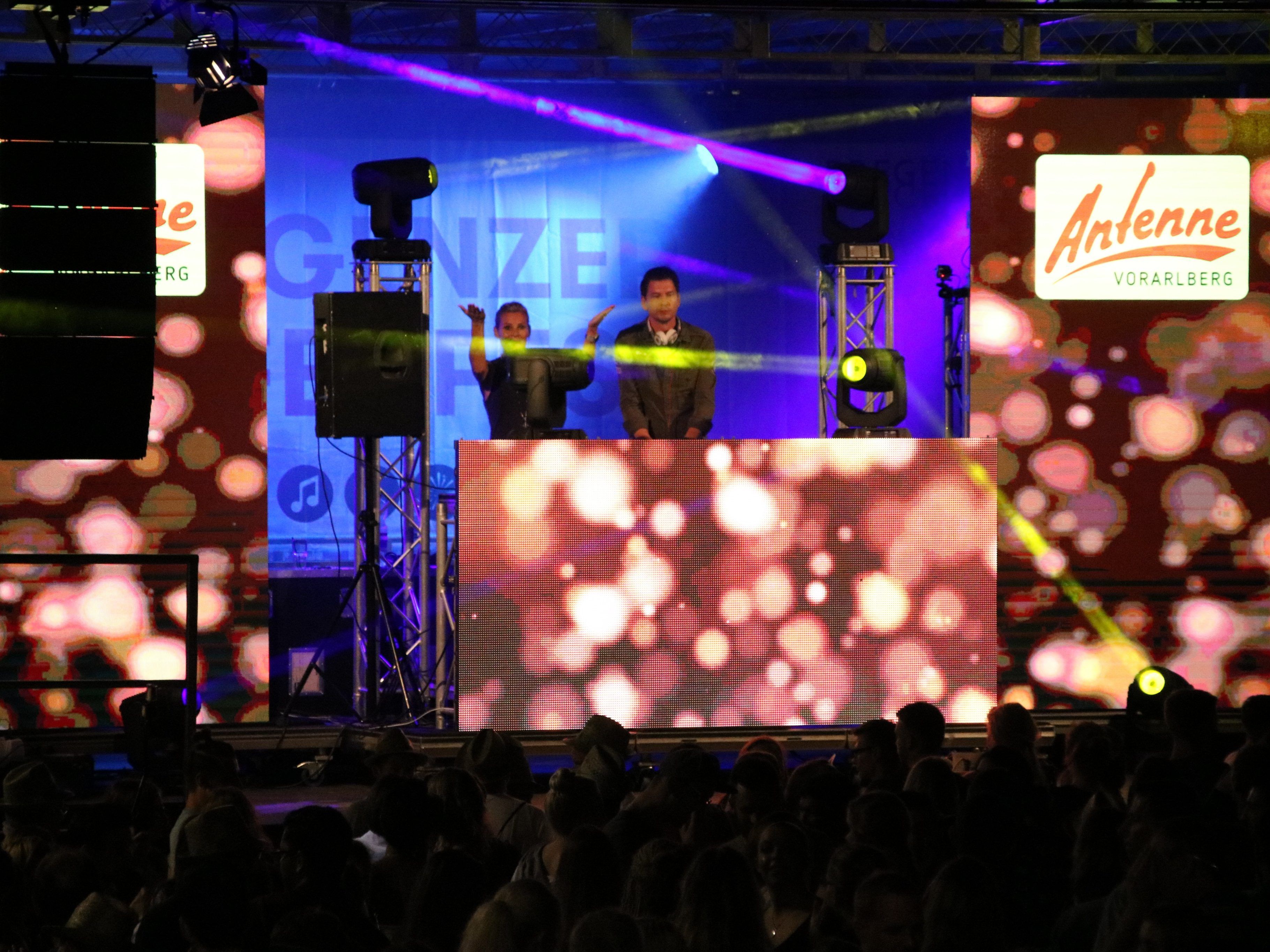DJ Enrico Ostendorf heizte beim Hafenfest kräftig ein.