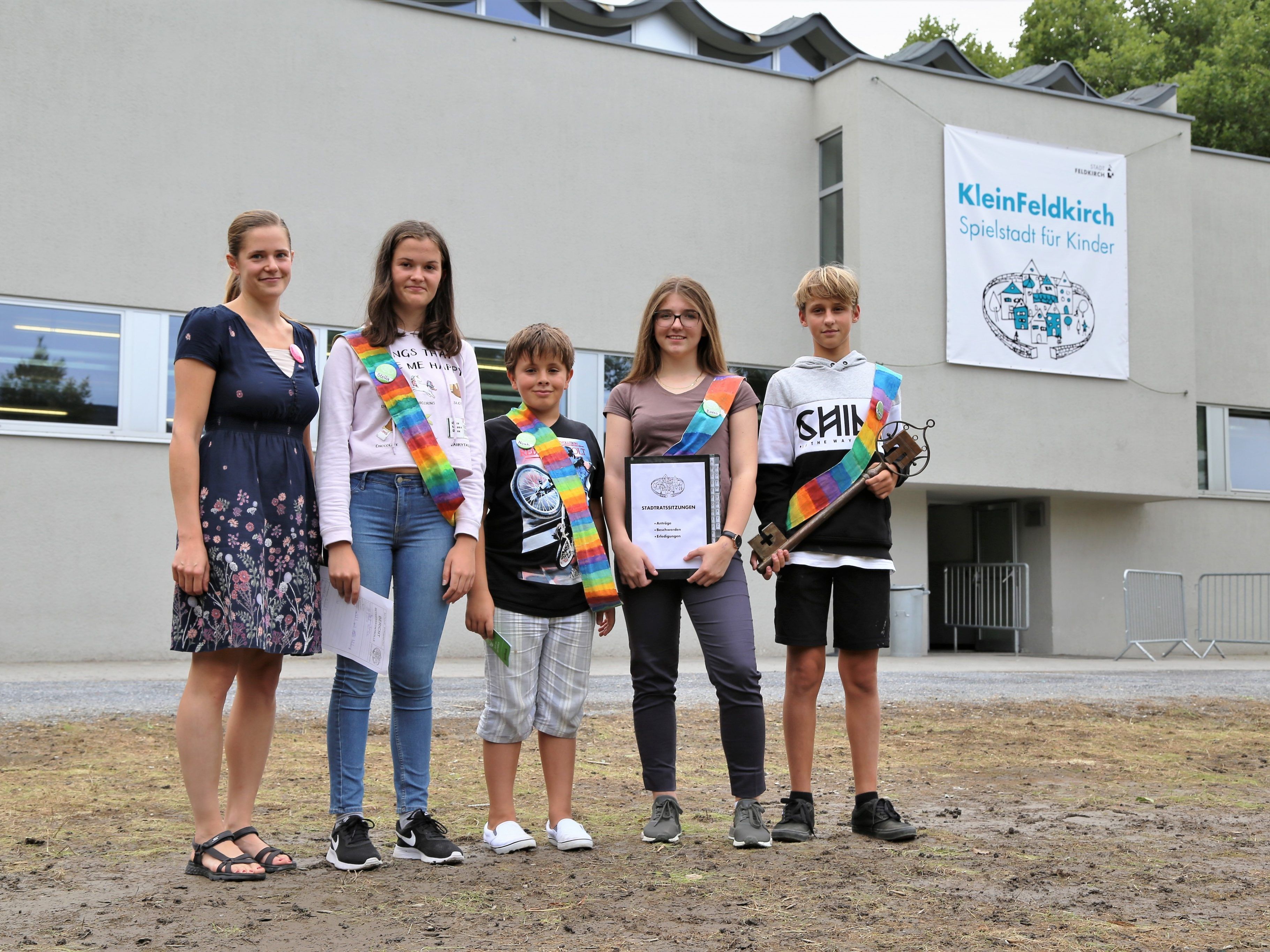 Theresa Amann unterstützt den Stadtrat Stella, Noah und Florian und Bürgermeisterin Bianca (2. v. r.) bei Entscheidungen. Theresa Amann unterstützt den Stadtrat Stella, Noah und Florian und Bürgermeisterin Bianca (2. v. r.) bei Entscheidungen.