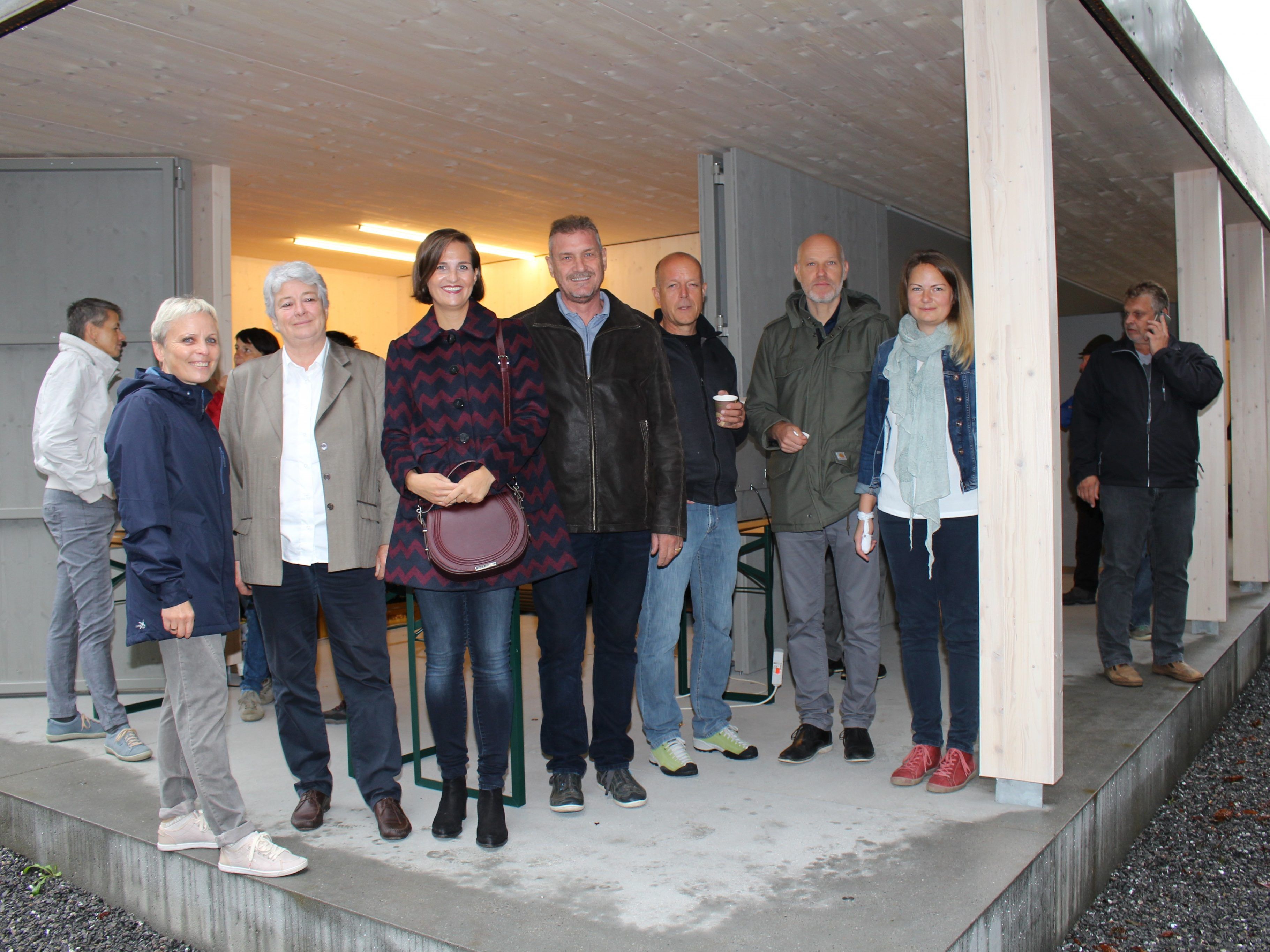 Die neue Servicebox enthält auch ein barrierefreies öffentliches WC (v.l. Margit Brunner-Gohm, Vbm. Doris Amann, Martina Ess, Bürgermeister Anton Metzler, Thomas Berchtel, Nikolaus Schallert und Karoline Knauer) Die neue Servicebox enthält auch ein barrierefreies öffentliches WC (v.l. Margit Brunner-Gohm, Vbm. Doris Amann, Martina Ess, Bürgermeister Anton Metzler, Thomas Berchtel, Nikolaus Schallert und Karoline Knauer)