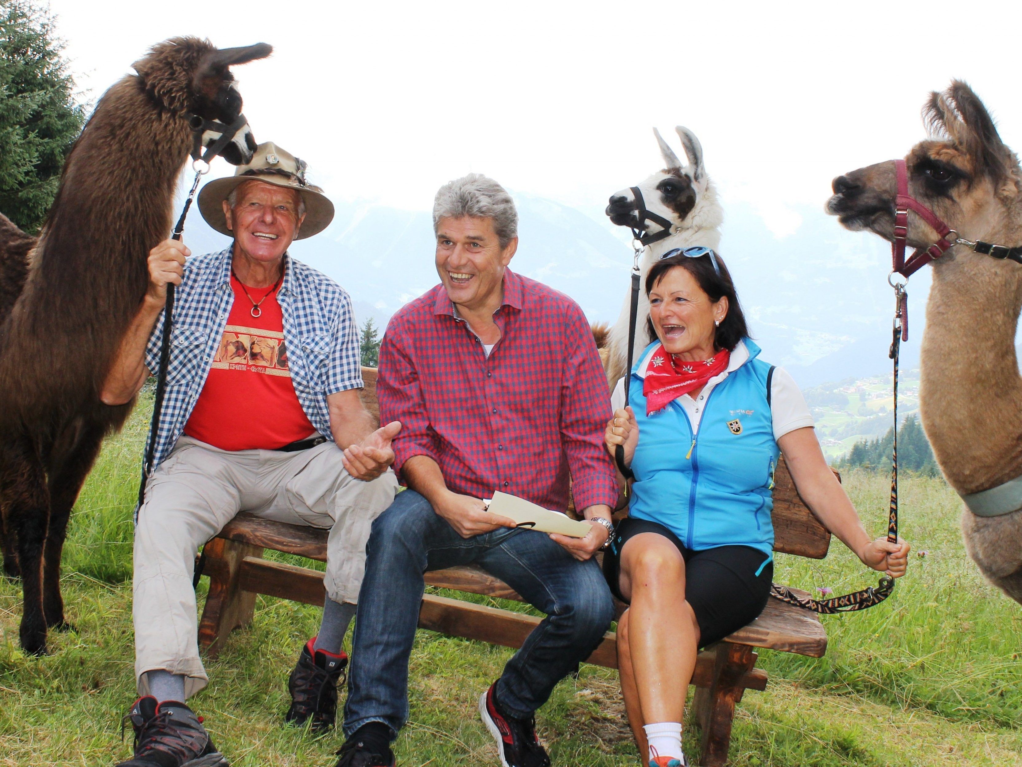 LÄNDLE-TV-Chef Günter Oberscheider begrüßte beim "Ländle-Talk-on Tour" Imelda Dönz und Horst Kuster mit ihren Lamas am Kristberg